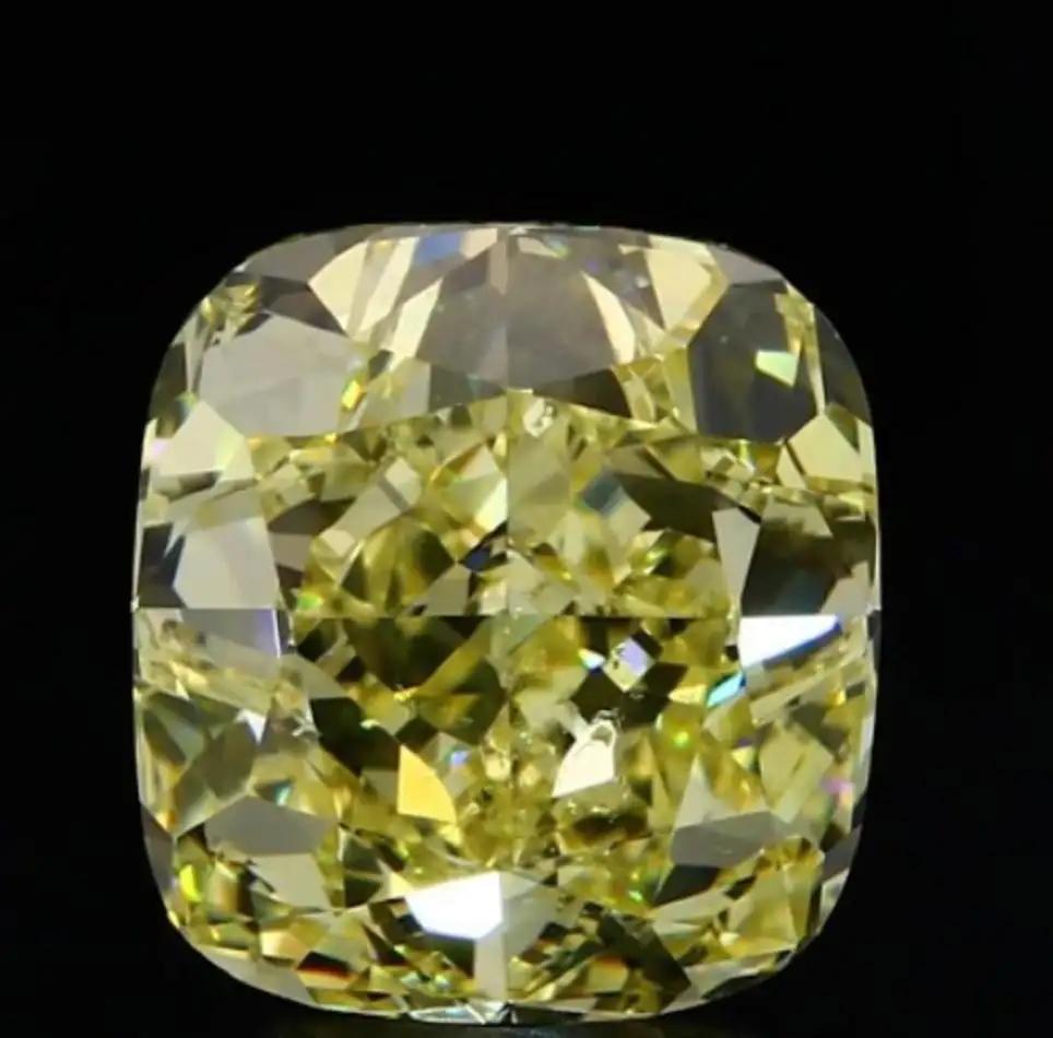 Préparez-vous à être hypnotisés par une beauté sans pareille. Admirez l'époustouflante bague en diamant naturel certifié GIA de 13,77 carats de couleur jaune intense, d'une pureté interne vvs2 et d'une taille coussin captivante. Flanqué de deux