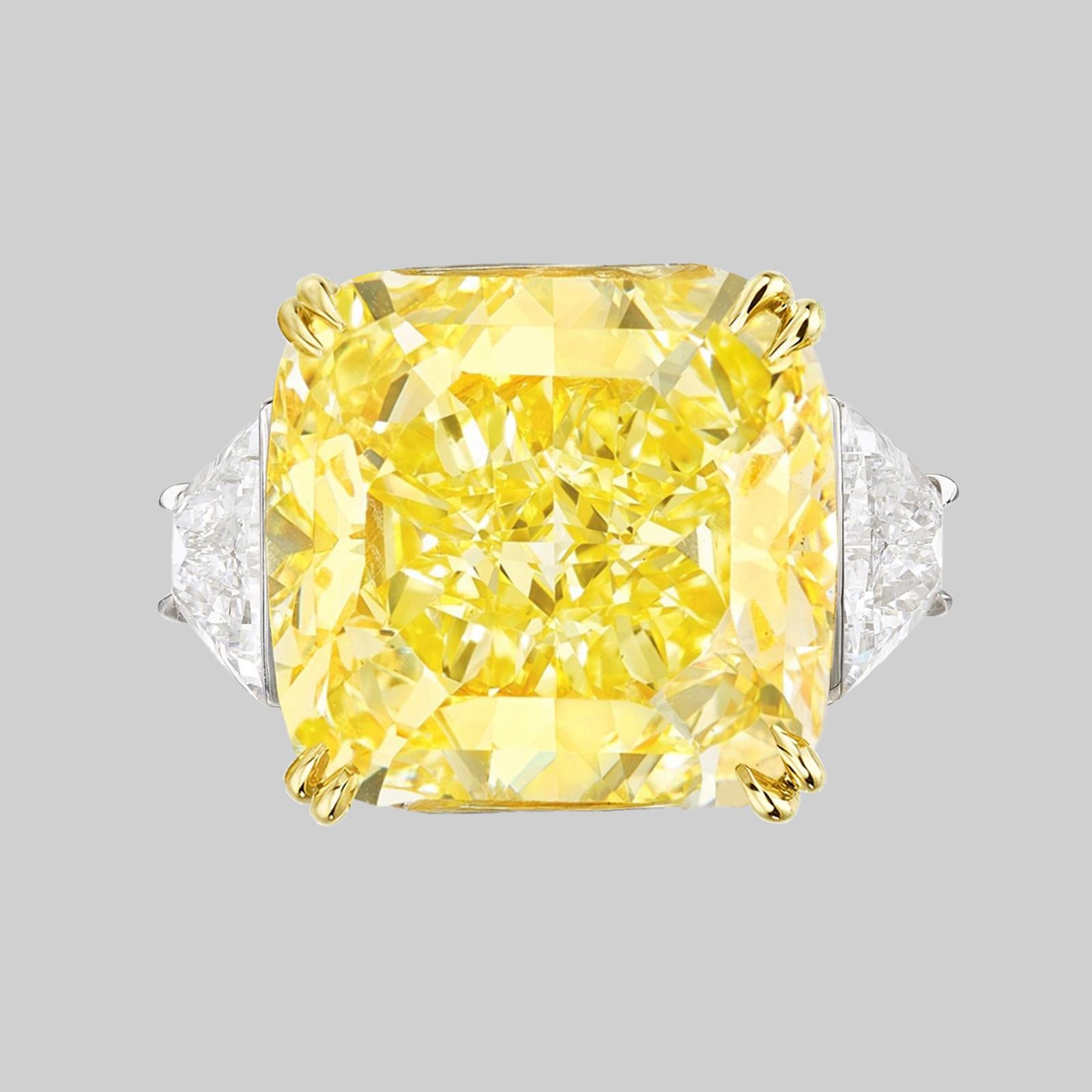 Magnifique bague à diamant radiant  Speechless 23 Carats Fancy VIVID Yellow Cushion Cut VS2 in clarity. Certifié par le GIA, serti de 2 carats de deux impressionnants diamants trapézoïdaux sertis dans du platine et de l'or jaune 18 carats.

Au