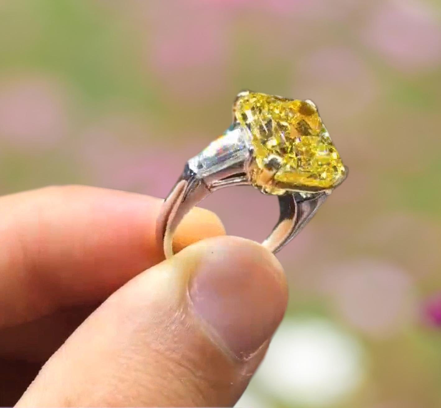 Contemporary EXCEPTIONAL GIA Certified 3 Carat Fancy VIVID Yellow Diamond Ring For Sale