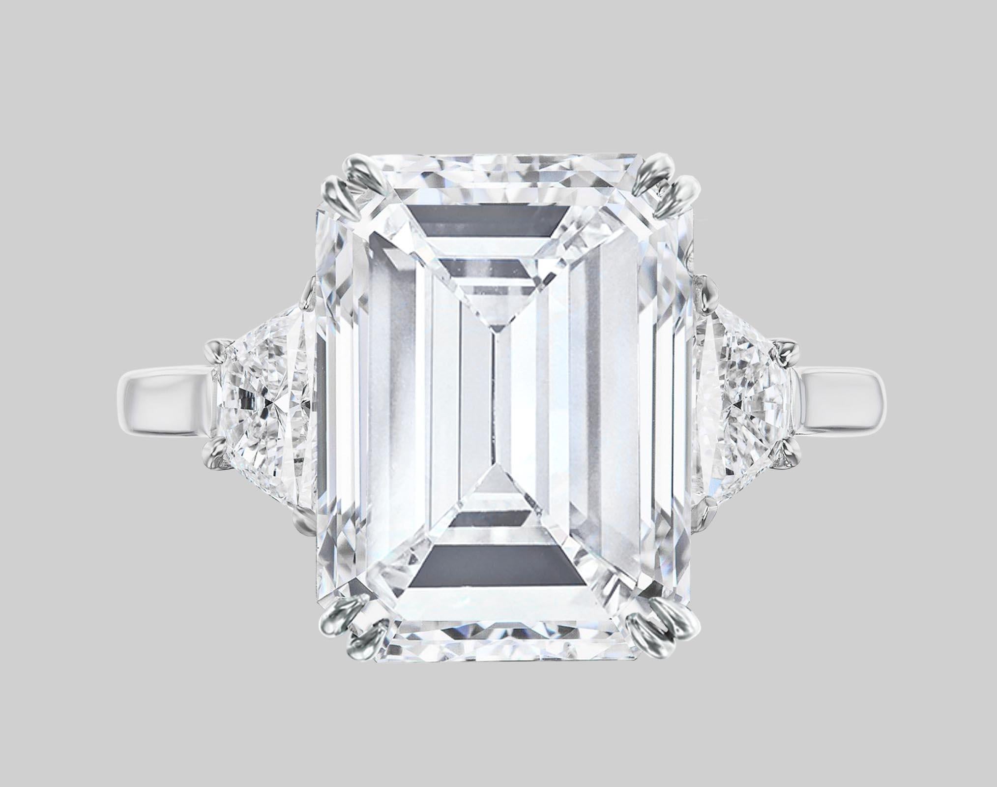 Dieser außergewöhnliche Ring ist mit einem GIA-zertifizierten 3,02-Karat-Diamanten im Smaragdschliff versehen, der elegant in 18 Karat Weißgold gefasst ist. 

Der Diamant weist einen beeindruckenden Farbgrad E auf, der nahezu perfekte Farblosigkeit