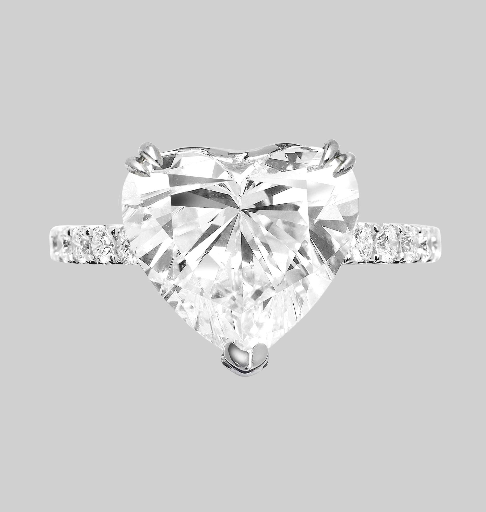 Un diamant exquis de 3 carats, certifié par le GIA, d'une pureté sans faille interne, le plus haut degré de pureté, et d'une couleur e, pratiquement la meilleure que l'on puisse obtenir.


Les diamants de ce type sont considérés comme des