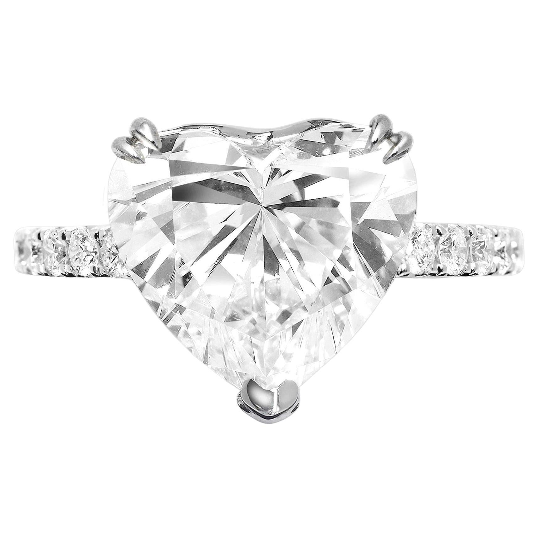 Excepcional anillo solitario de diamantes en forma de corazón de 3 quilates certificado por el GIA