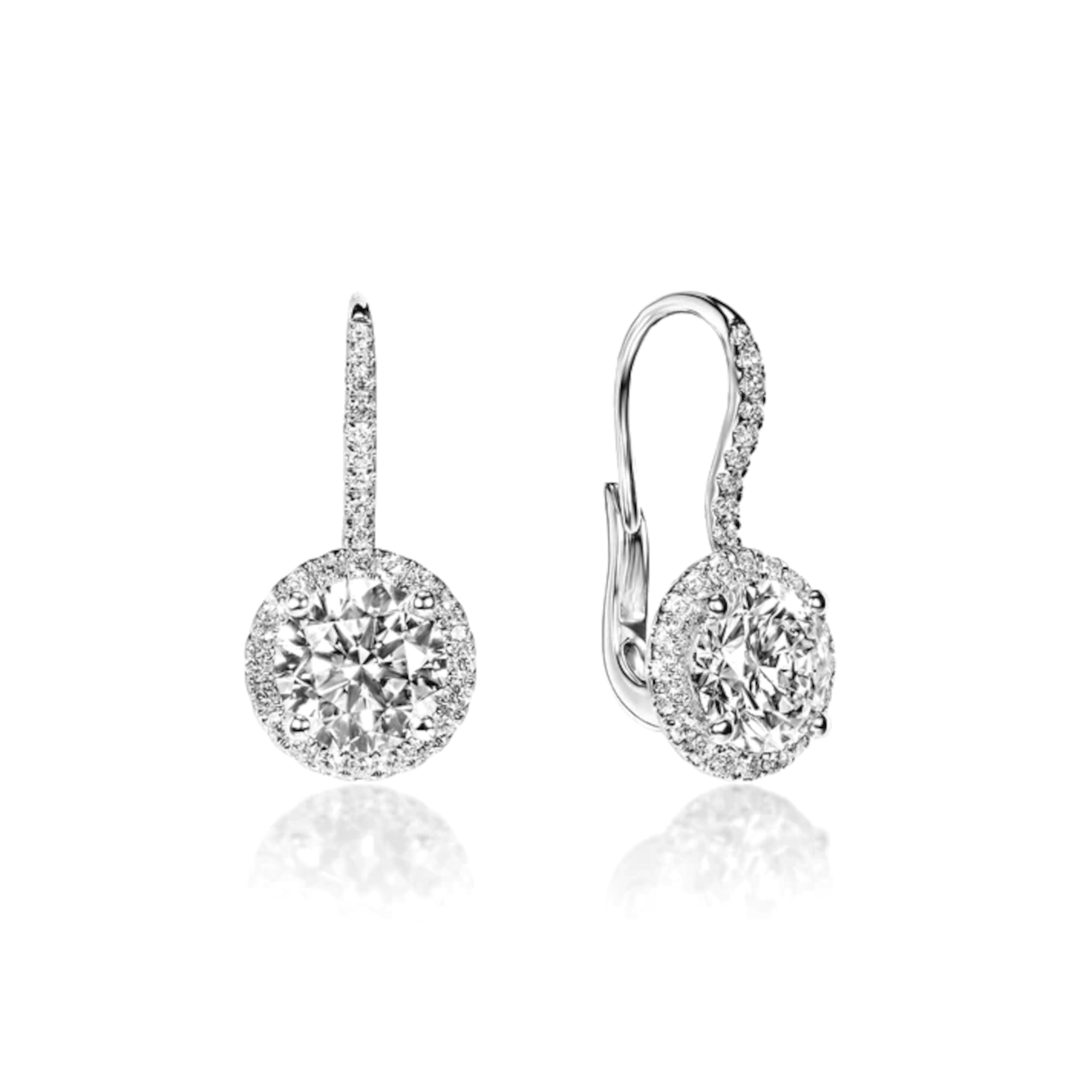 Cette exquise paire de boucles d'oreilles pendantes en diamant rond présente deux magnifiques diamants ronds de taille brillant certifiés GIA d'un poids combiné de 4 carats. Chaque diamant est méticuleusement sélectionné pour sa brillance