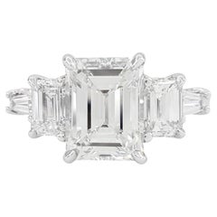 Anello con diamante taglio smeraldo e colore E certificato GIA da 4,02 carati in oro bianco 14K.