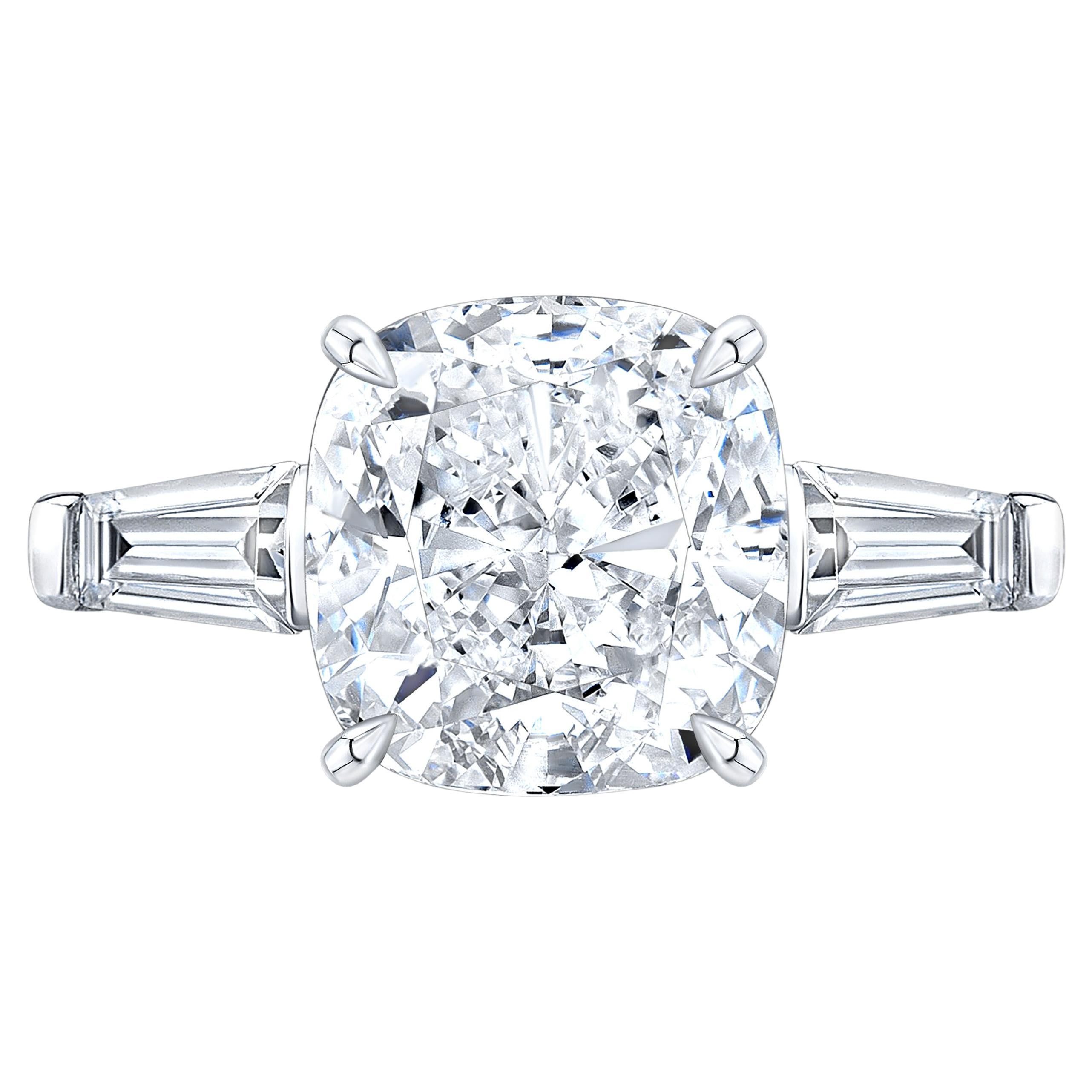 Ein exquisiter Ring, bestehend aus einem 5-karätigen Diamanten im Kissenschliff und zwei seitlichen, spitz zulaufenden Baguettediamanten. 
Die Fassung ist aus massivem 18 Karat Weißgold gefertigt.
Farbe D
Klarheit VS1
   
