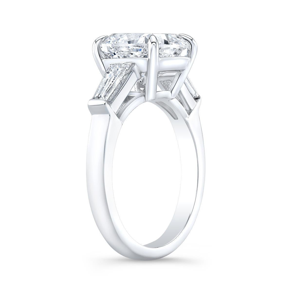 Contemporaneo Anello con diamante taglio cuscino certificato GIA da 5.08 carati con baguette affusolata in vendita