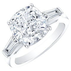 GIA-zertifizierter Diamantring mit 5.08 Karat im Kissenschliff und konisch zulaufendem Baguette-Diamant