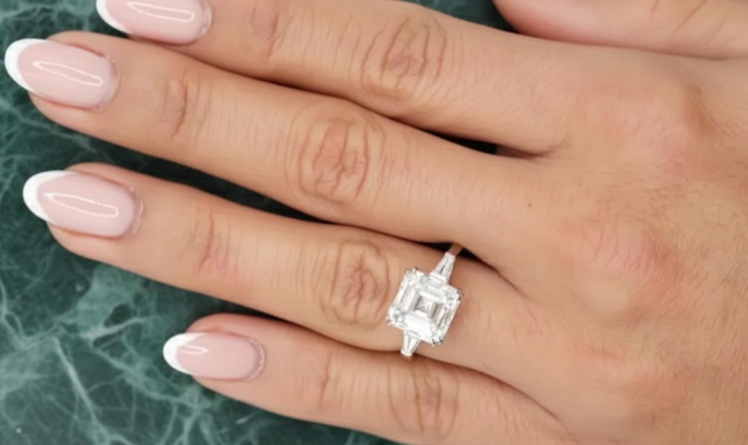 ECCEZIONALE anello con diamante taglio Asscher certificato GIA da 5 carati VS2 In condizioni Nuovo in vendita a Chicago, IL