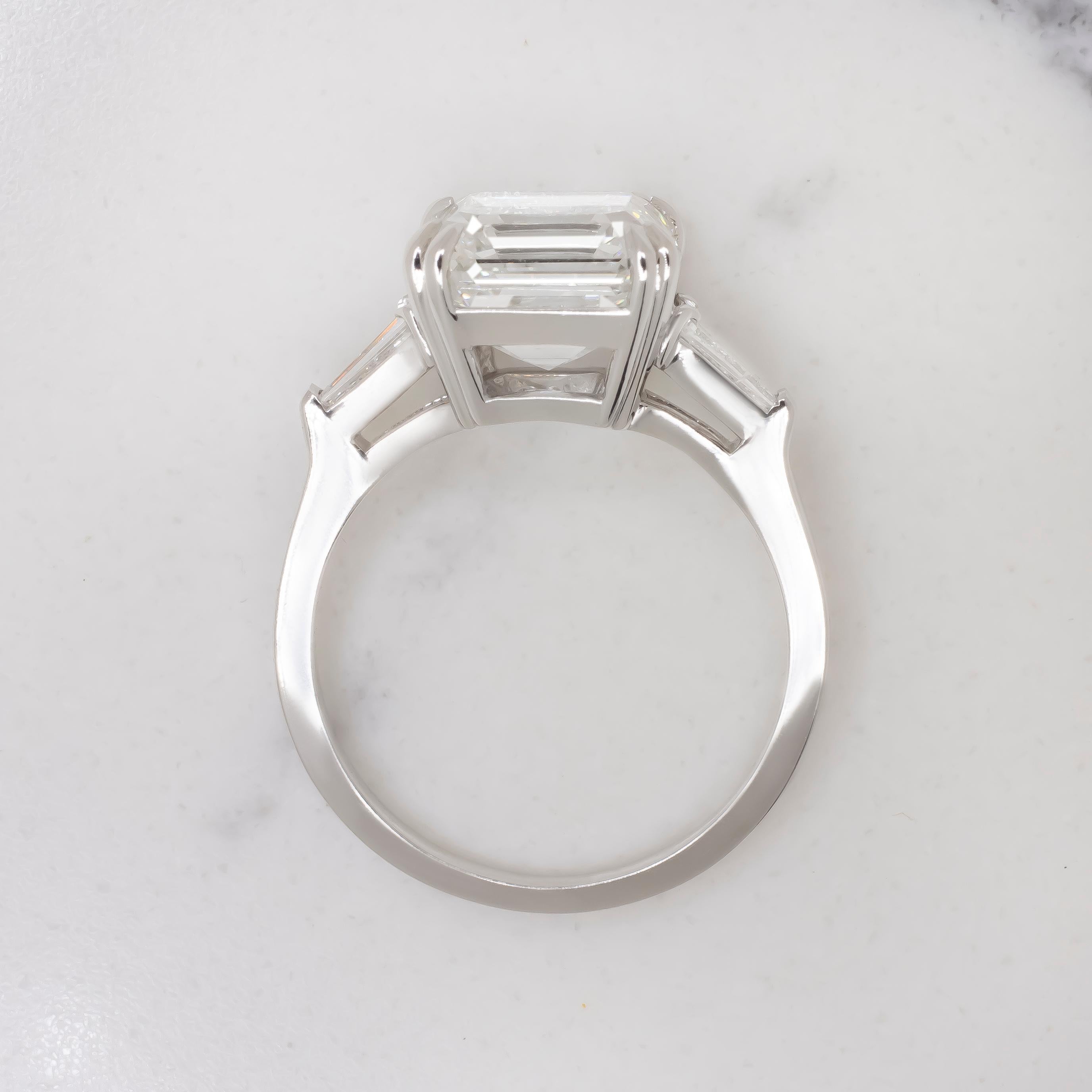 Women's or Men's EXCEPTIONAL GIA Certified 5 Carat VS2 Asscher Cut Diamond Ring For Sale