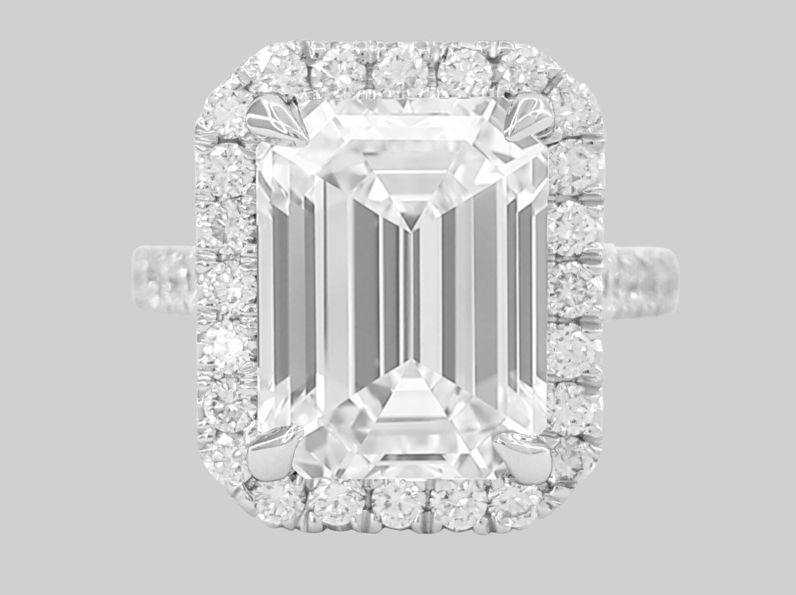 Moderne I FLAWLESS Bague avec diamant taille émeraude de 5 carats certifié GIA sans défaut interne  en vente