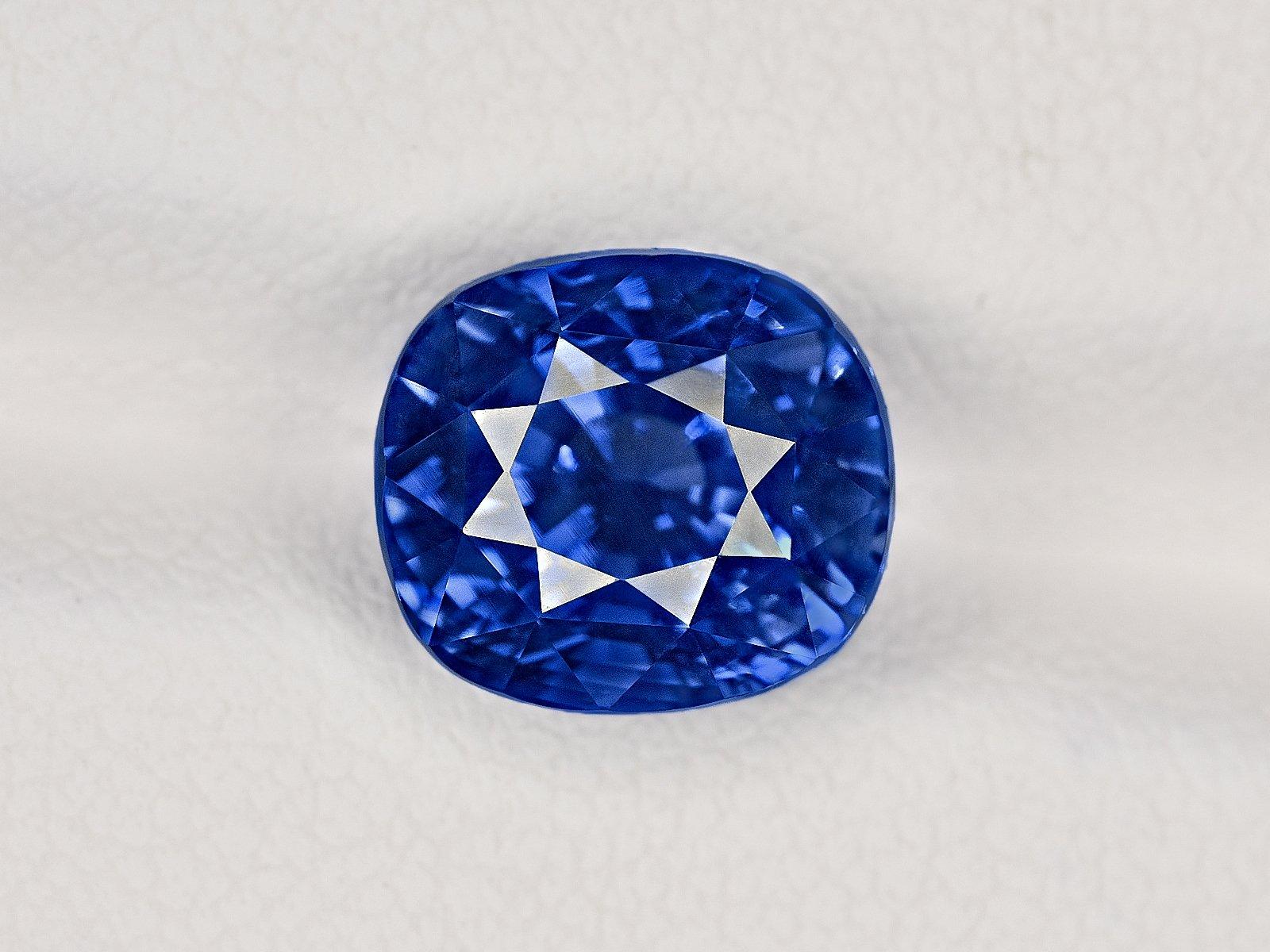 Exceptionnelle bague avec saphir bleu du Cachemire certifié GIA de 5,90 carats et diamants Unisexe en vente
