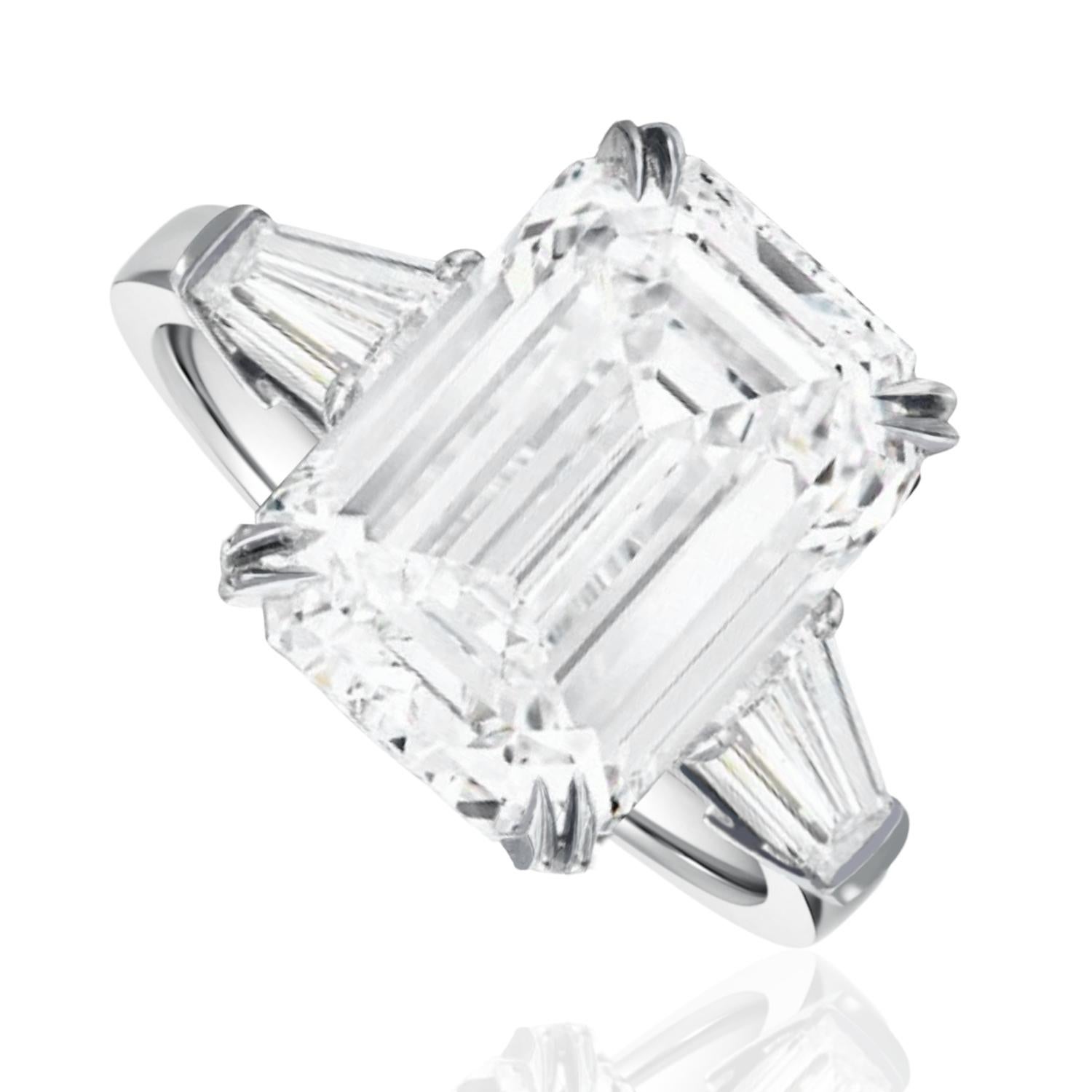 Moderne EXCEPTIONNELLE Bague en platine certifiée GIA avec 6 carats de diamant taille émeraude en vente