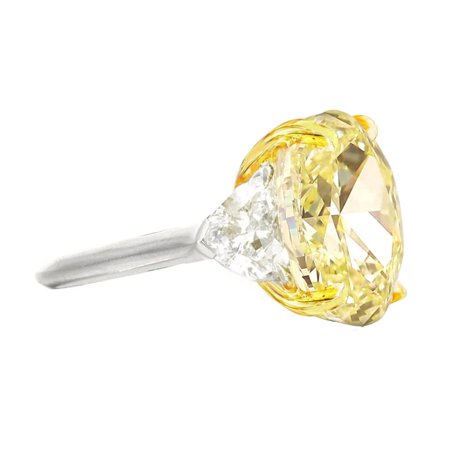 Contemporary EXCEPTIONAL GIA Certified 6 Carat  Fancy Yellow Diamond Ring For Sale