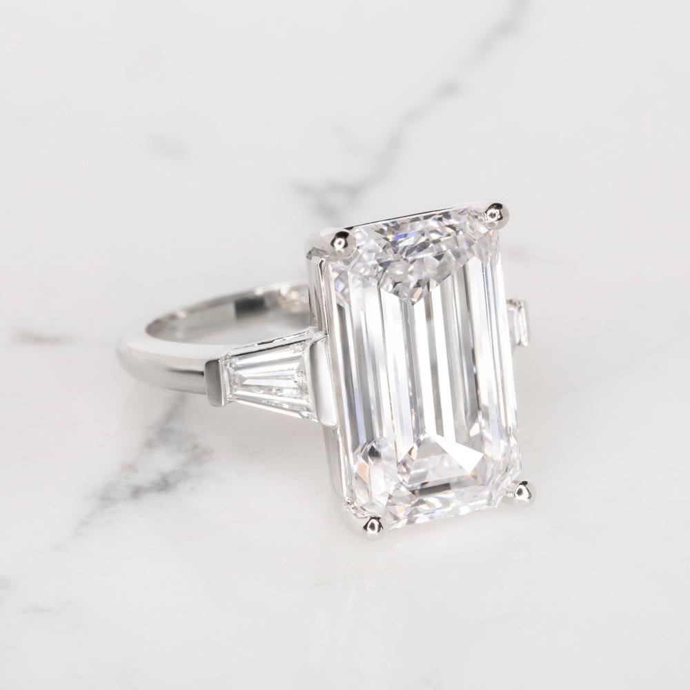 Taille émeraude Exceptionnelle bague en diamant taille émeraude de type 2A sans défaut de 6 carats certifié GIA en vente