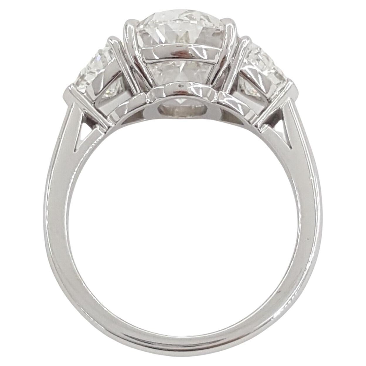  GIA-zertifizierter 6-Karat-Diamant im Ovalschliff, ein Beweis für zeitlose Schönheit und unvergleichliche Handwerkskunst. Dieser außergewöhnliche Ring ist in massivem Platin gefasst und ein Leuchtfeuer von Luxus und Raffinesse.

Dieser Diamant