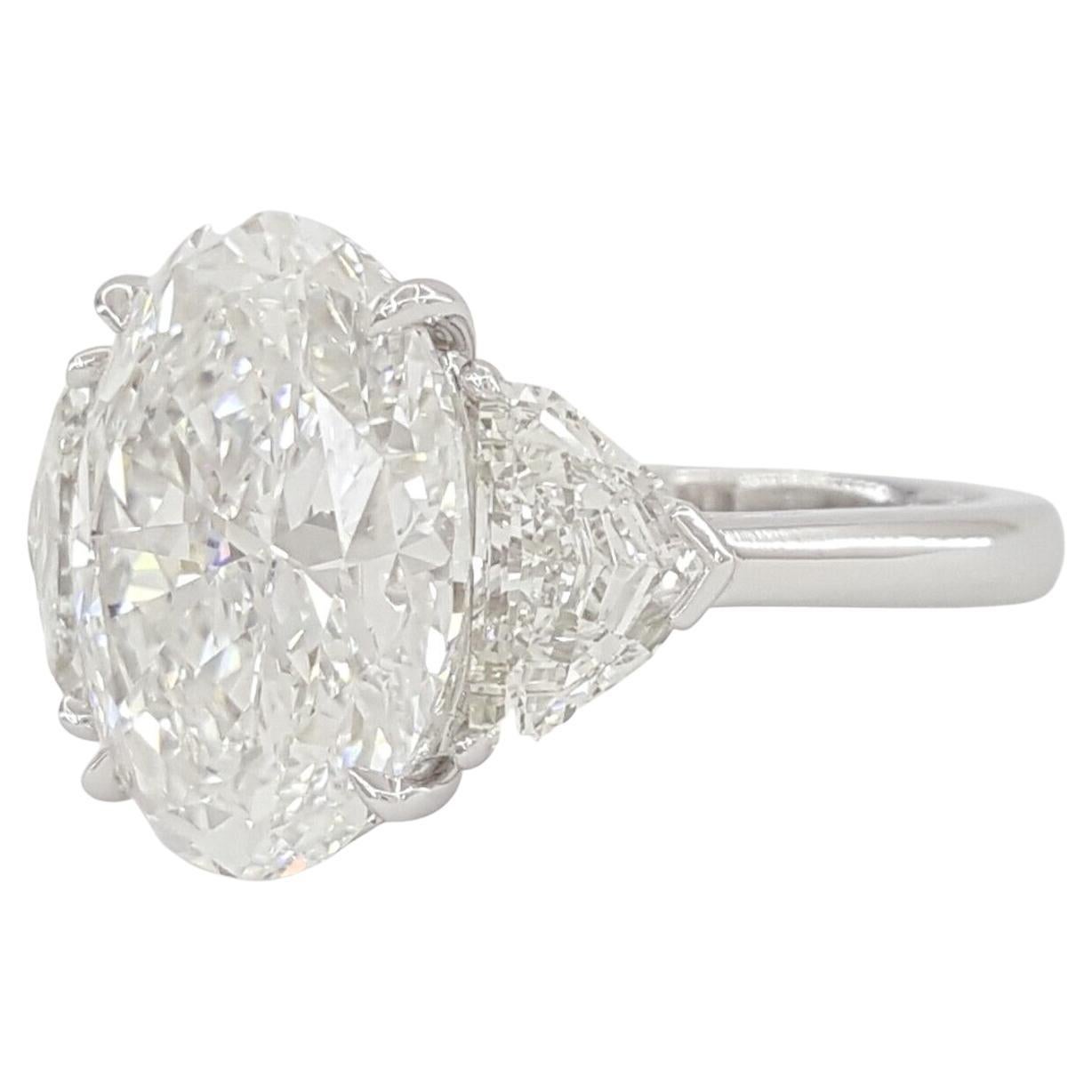Taille ovale Exceptionnelle bague avec diamant taille ovale de 6 carats certifié GIA, couleur E en vente
