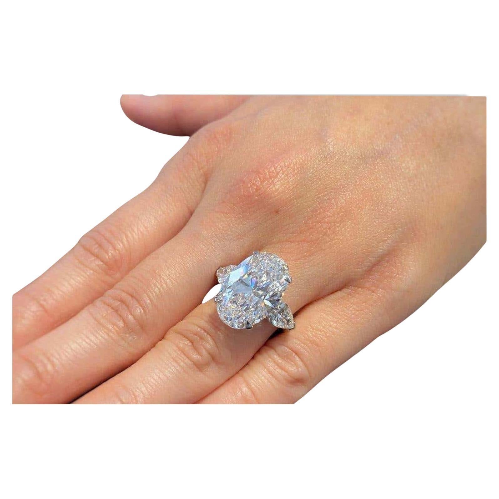 EXCEPTIONAL GIA Certified 6 Carat Oval Diamond Platinum Ring In New Condition For Sale In Chicago, IL