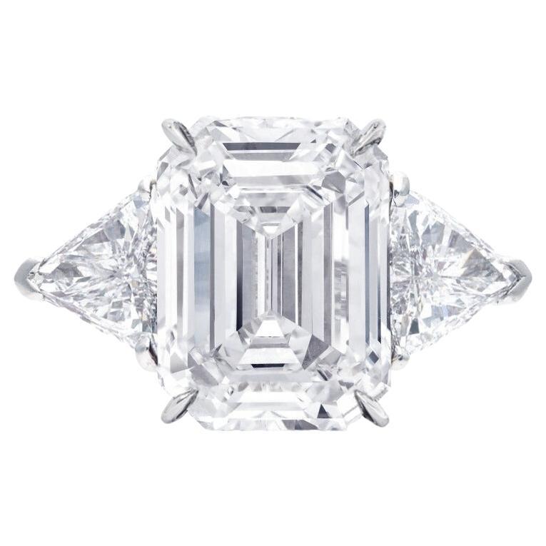 Ein außergewöhnlicher Ring mit einem Diamanten im Smaragdschliff von 6 Karat.
Der Hauptdiamant, wirklich groß, ist GIA-zertifiziert, mit der Bewertung h in Farbe und vvs2 in Reinheit.
Politur und Symmetrie sind beide ausgezeichnet und haben keine