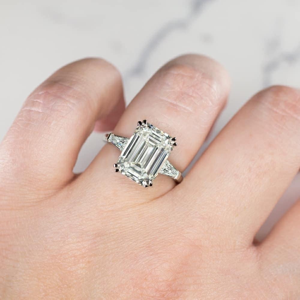 Außergewöhnlicher GIA-zertifizierter 7 Karat Diamantring mit Smaragdschliff im Zustand „Neu“ in Chicago, IL
