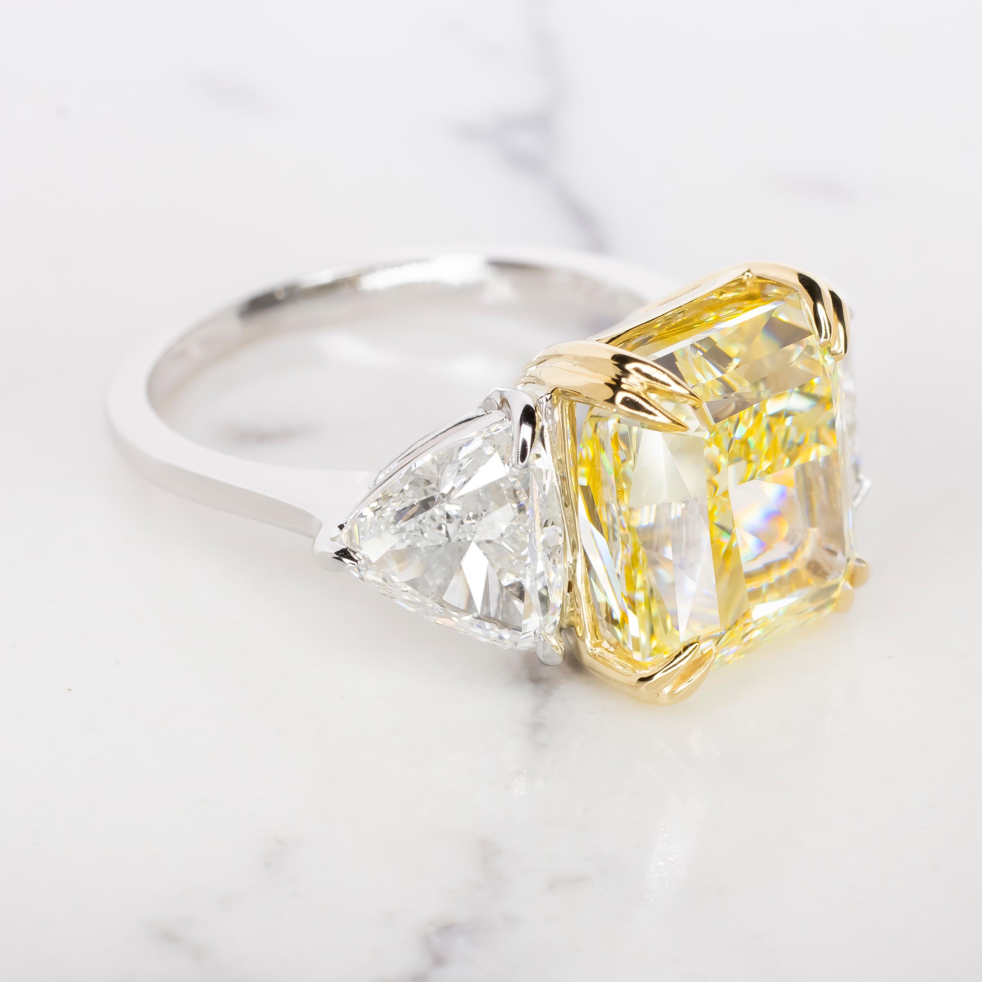Voici un chef-d'œuvre d'une beauté et d'un prestige inégalés : le 8 carats.  Bague en diamant certifié GIA de couleur jaune fantaisie et de pureté VVS2.

Imaginez une brillance rayonnante qui attire l'attention, émanant de l'exquis diamant taillé en