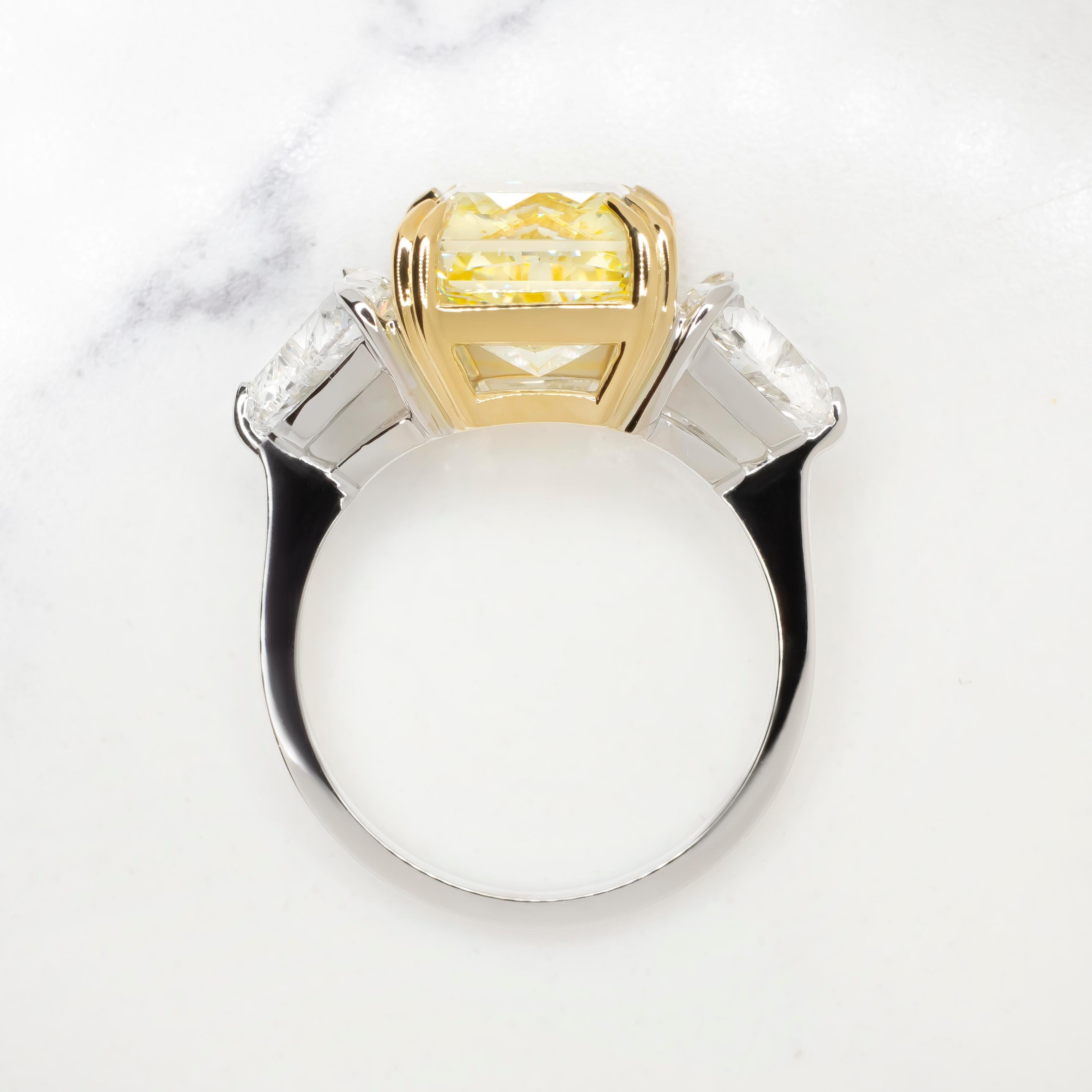 Modern EXCEPTIONAL GIA Certified 8 Carat VVS2 Fancy Yellow Diamond Ring For Sale