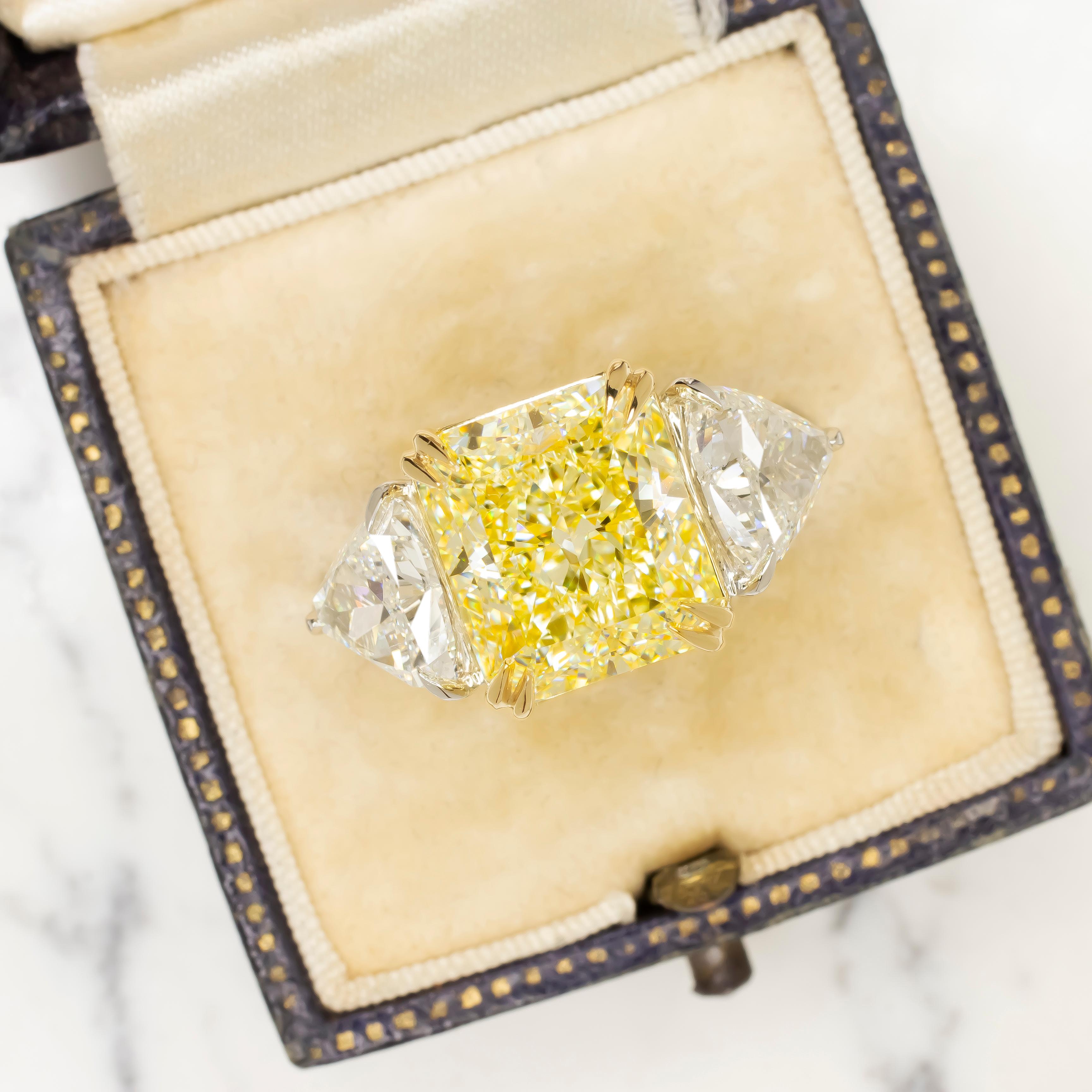 Taille coussin Bague exCEPTIONnelle avec diamant jaune fantaisie de 8 carats certifié GIA VVS2 en vente