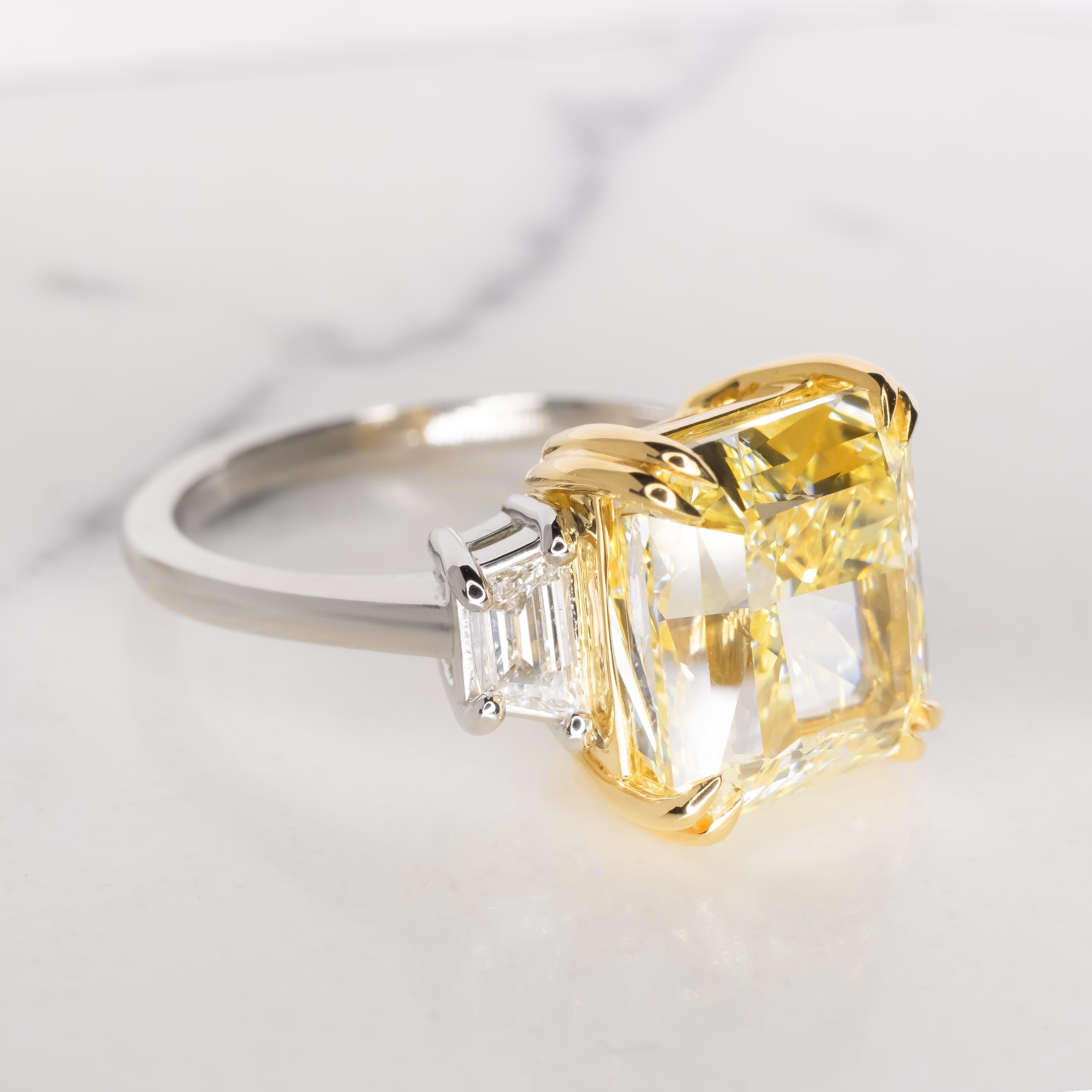 Contemporary EXCEPTIONAL GIA Certified 8 Carat VVS2 Fancy Yellow Diamond Ring For Sale