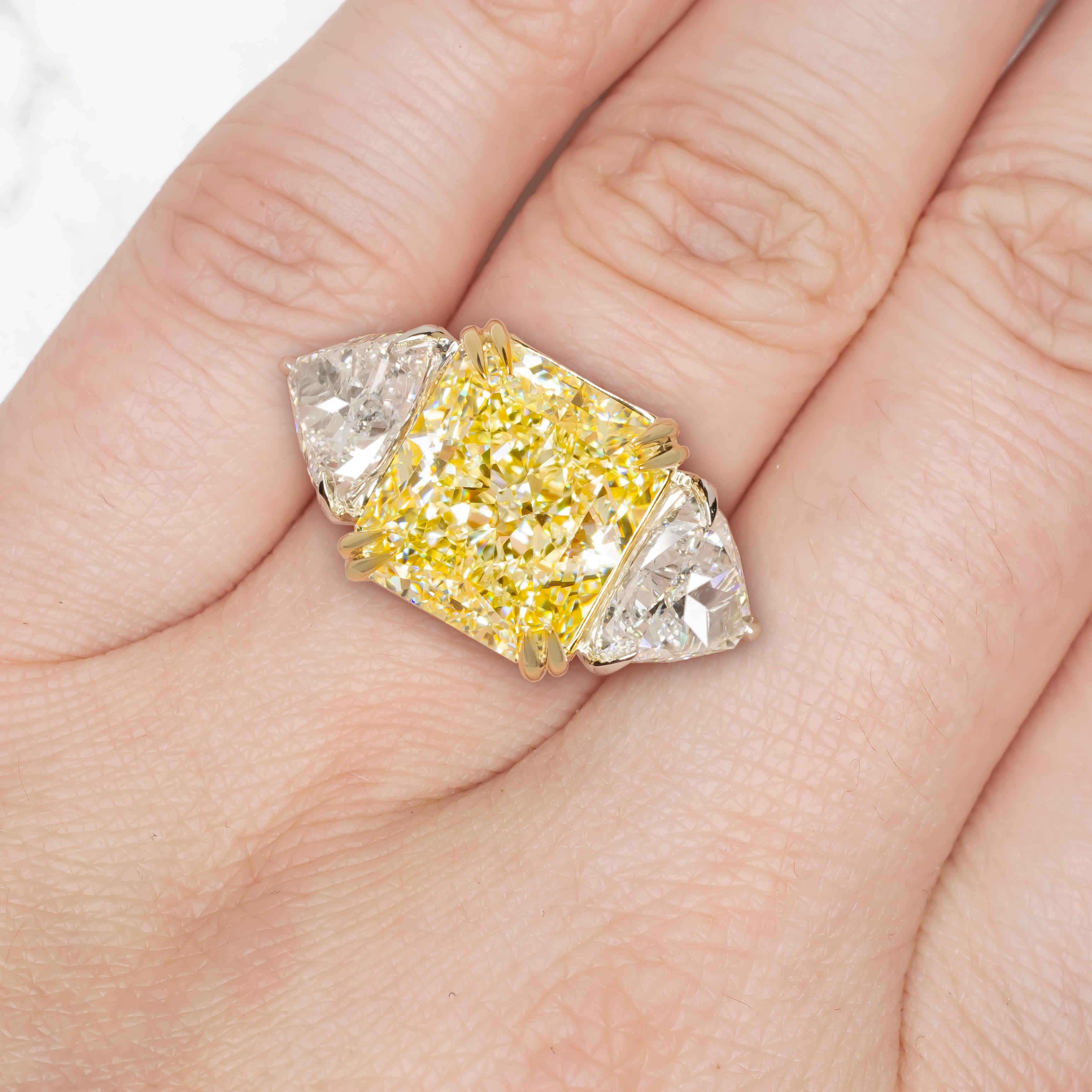 Bague exCEPTIONnelle avec diamant jaune fantaisie de 8 carats certifié GIA VVS2 Unisexe en vente