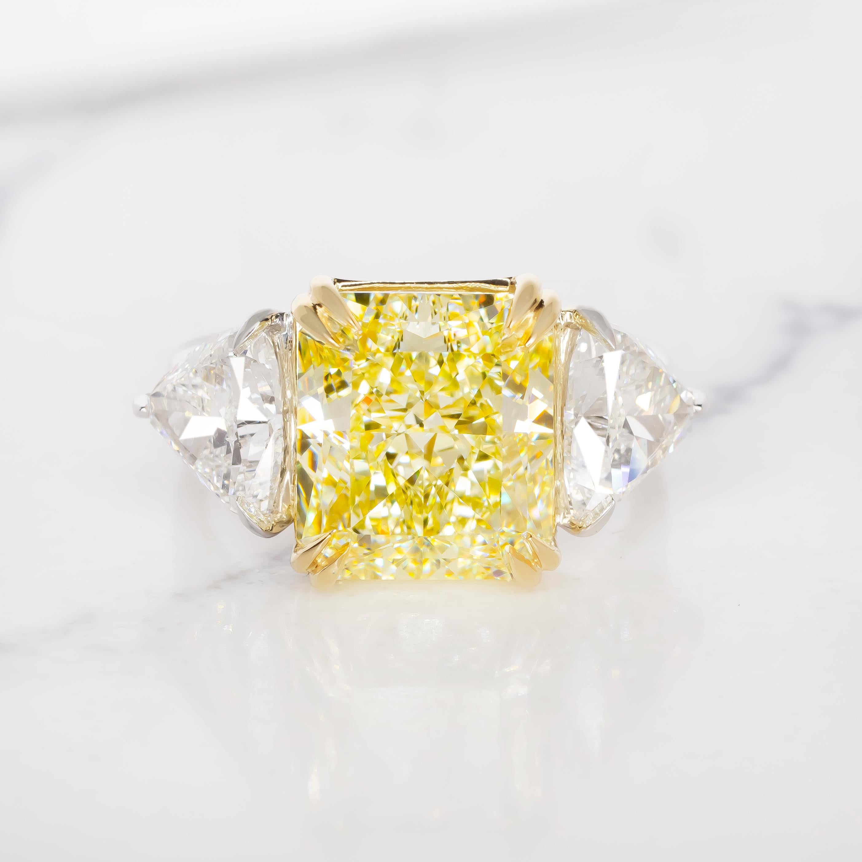EXCEPTIONAL GIA Certified 8 Carat VVS2 Fancy Yellow Diamond Ring In New Condition For Sale In Rome, IT