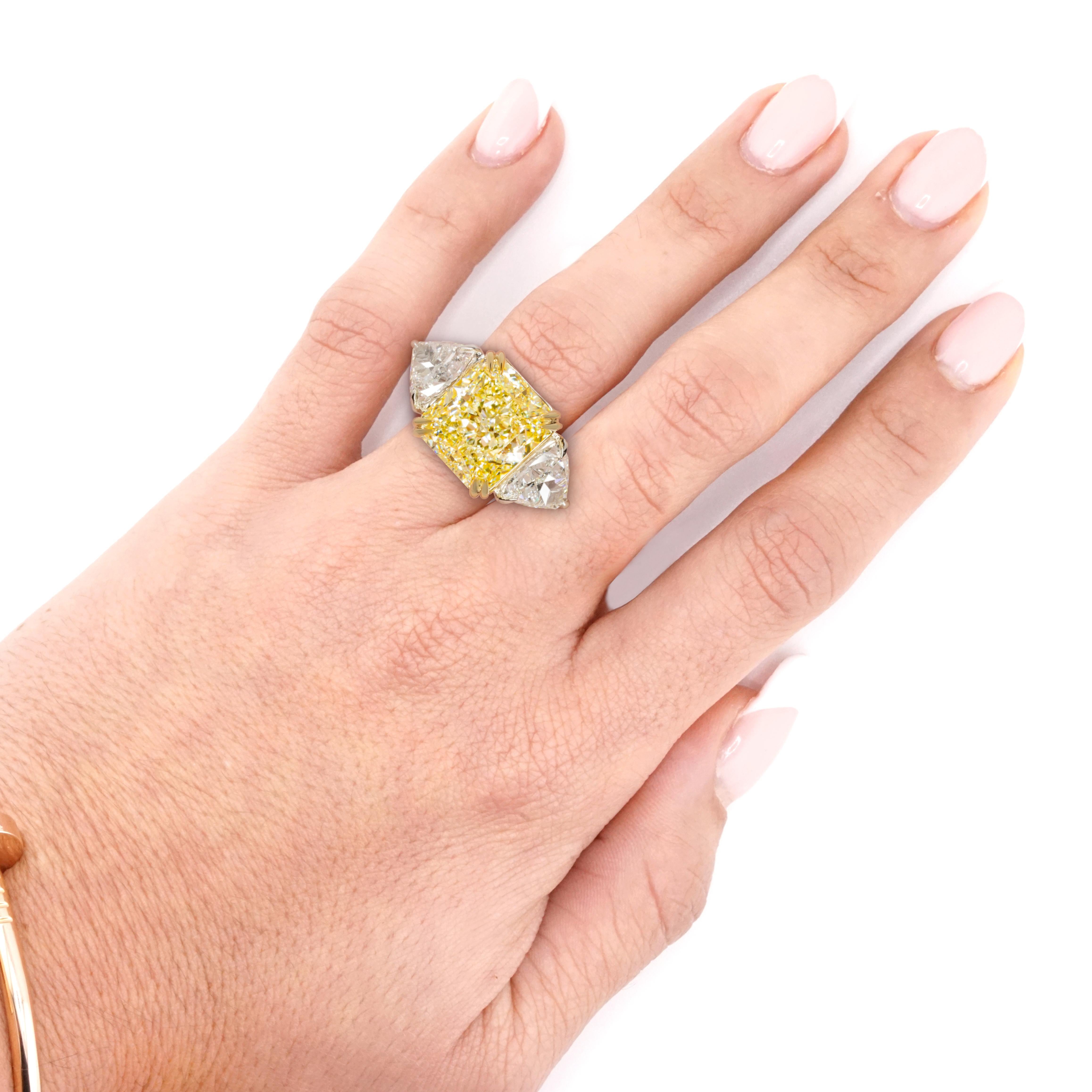 EXCEPTIONAL GIA Certified 8 Carat VVS2 Fancy Yellow Diamond Ring For Sale 1