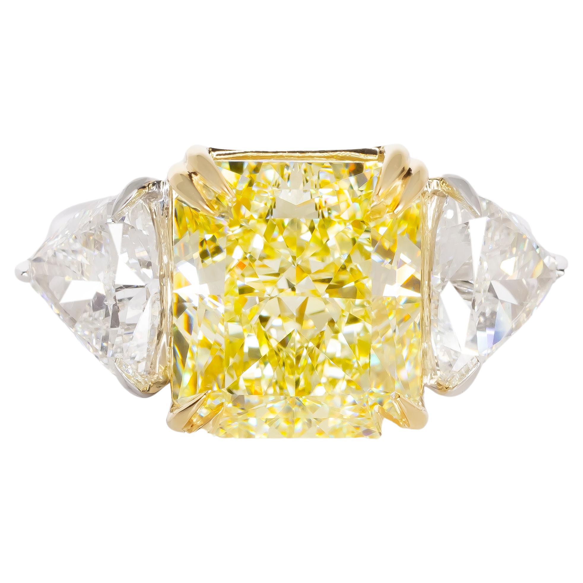 EXCEPTIONAL GIA Certified 8 Carat VVS2 Fancy Yellow Diamond Ring For Sale