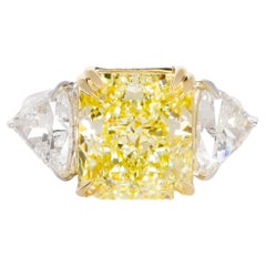 Bague exCEPTIONnelle avec diamant jaune fantaisie de 8 carats certifié GIA VVS2