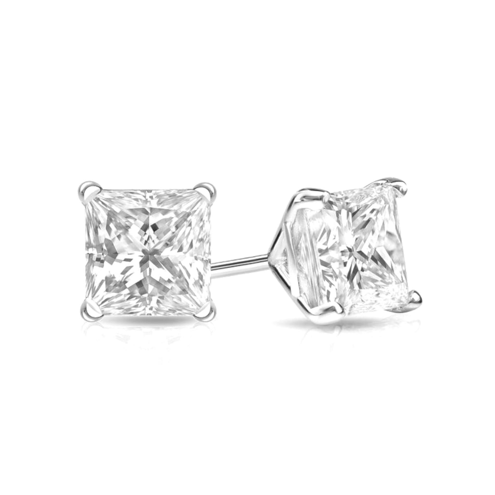 Ces boucles d'oreilles exquises présentent deux diamants de taille princesse certifiés par le GIA, pesant chacun 4,01 carats, sertis dans une élégante monture en platine. 

Avec un grade de couleur H, les diamants présentent un éclat presque