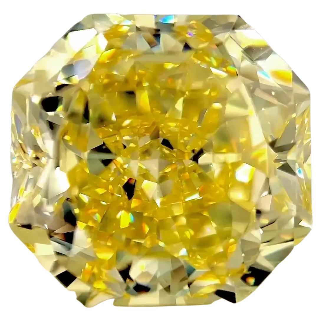 Dieser atemberaubende Ring von Antinori di Sanpietro Roma besteht aus einem 15-karätigen, intensiv gelben Diamanten im Radiant-Schliff mit GIA-Zertifikat.

Der zentrale Diamant wird an den Seiten von 2 Diamanten im Billionenschliff mit einem