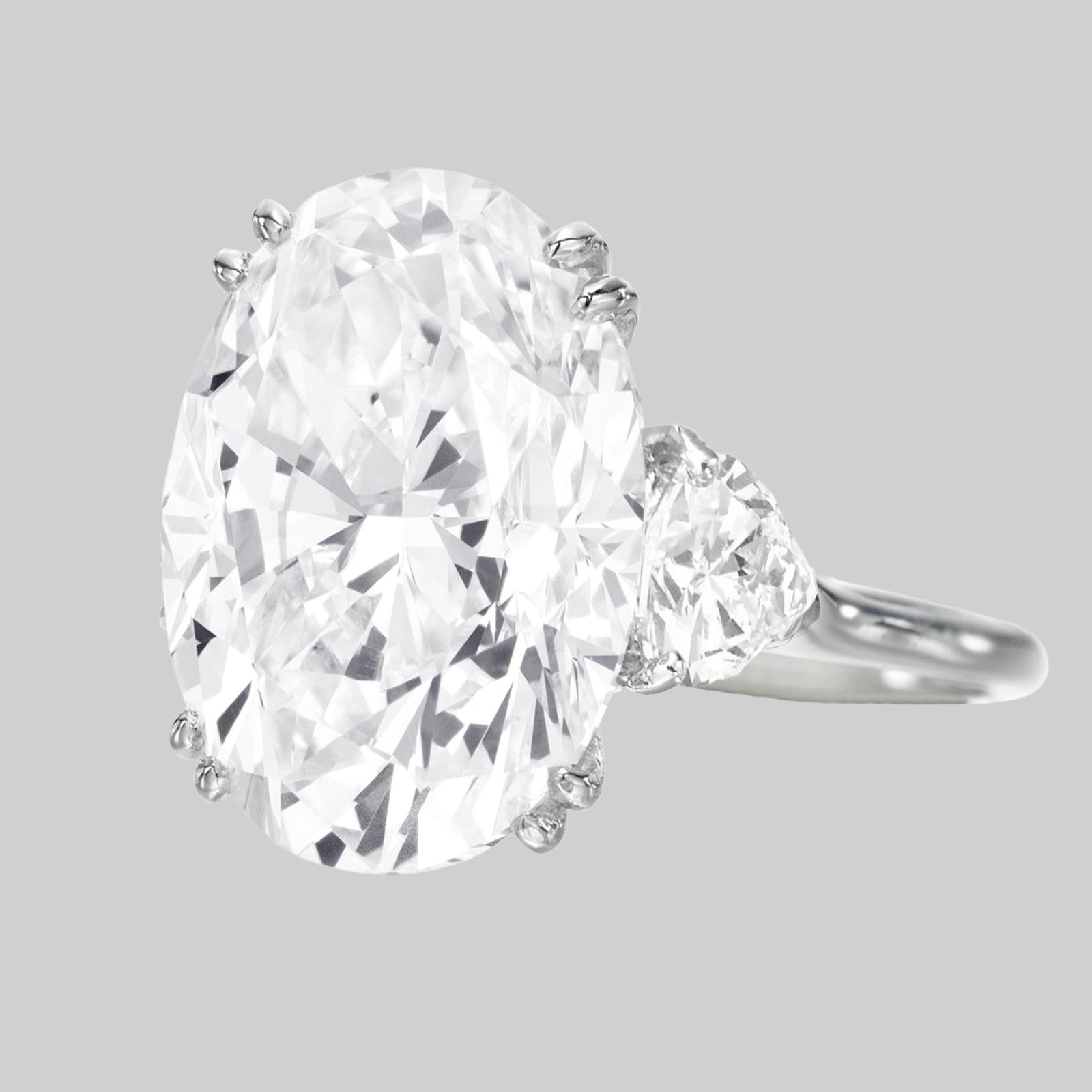 Ein exquisiter Diamantring mit 18,88 Karat Typ IIa und einer beeindruckenden Länge.

Schauen Sie sich das Video an 

Diese Diamanten brechen regelmäßig die Auktionsrekorde.  Edelsteine dieser Art werden oft 