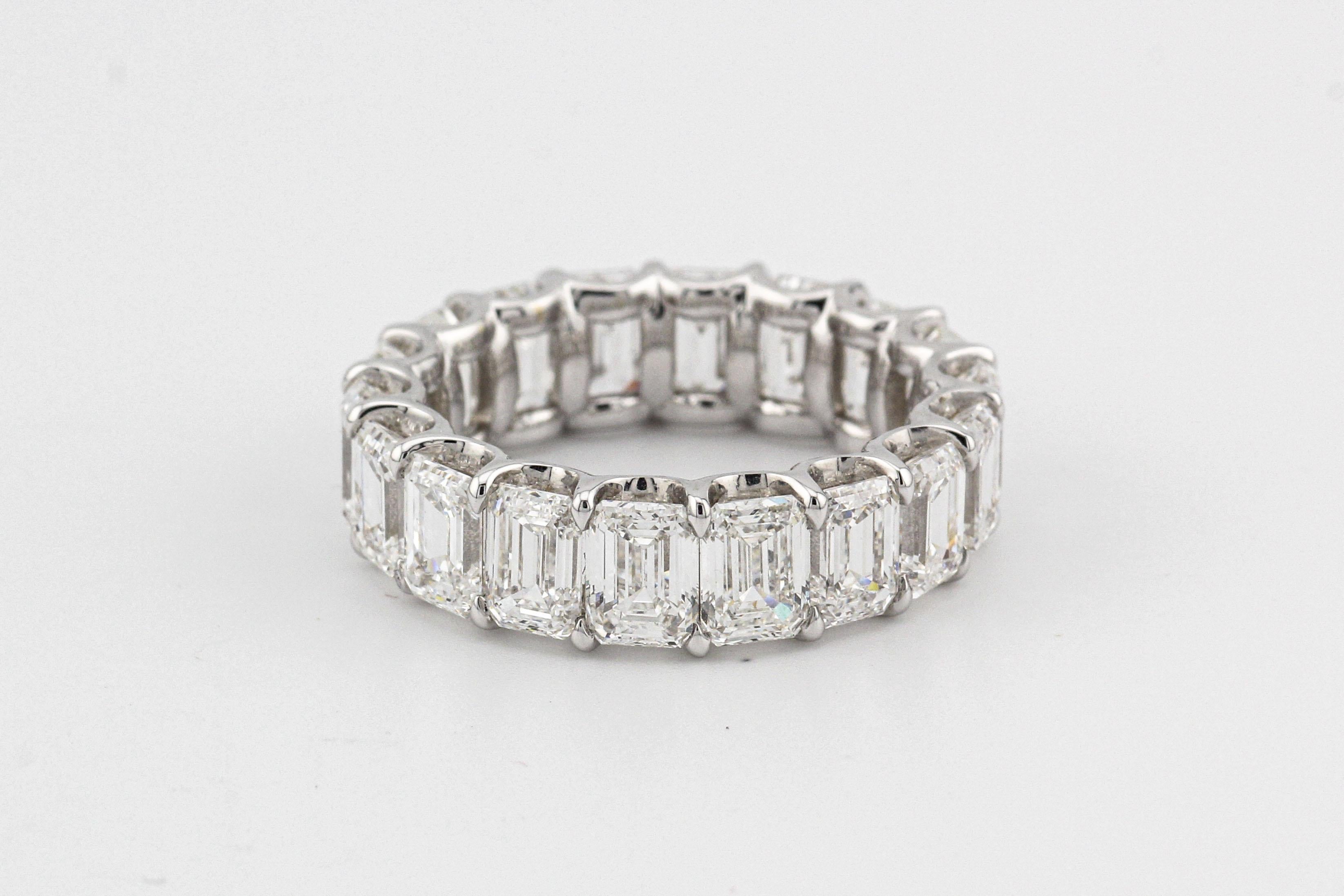 Exceptional GIA D-F IF-VVS2 9.01 cts Emerald Cut Diamond 18k White Gold Band 6.5 In Excellent Condition For Sale In Bellmore, NY