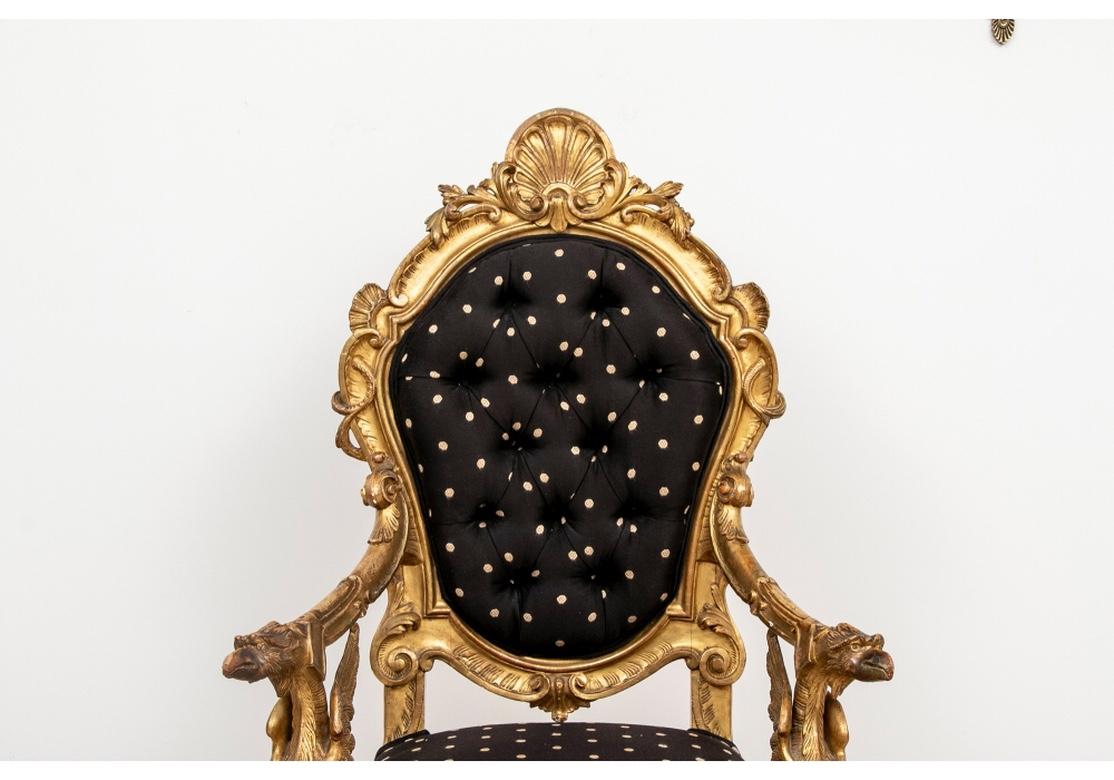 Grand et impressionnant. Un remarquable fauteuil de style baroque italien sculpté et doré avec une crête de coquille sculptée, des supports de bras en forme de griffon, des genoux d'aigle sculptés se terminant par un pied de patte de lion. Tapissé