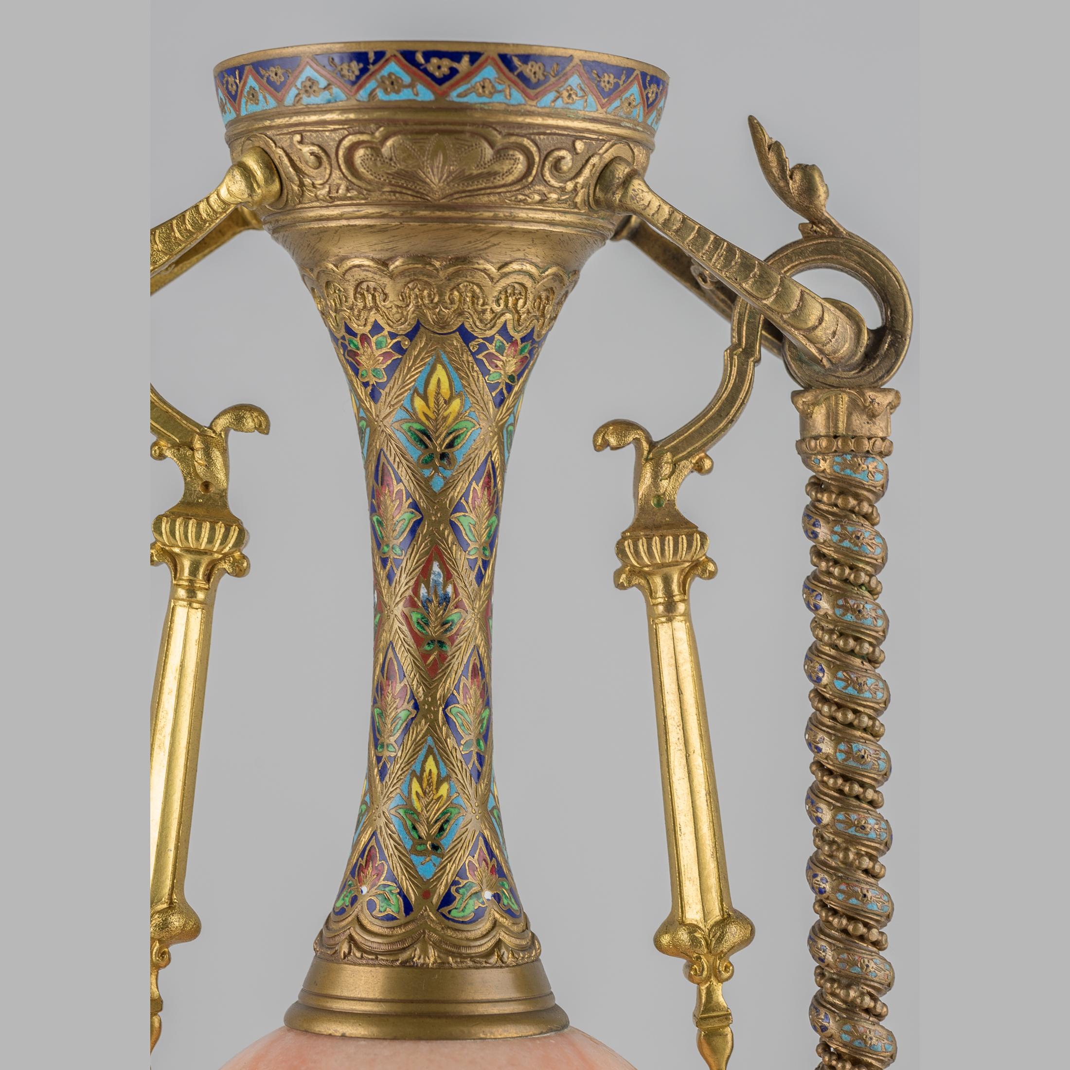 Außergewöhnliche Garnitur aus vergoldeter Bronze und Champlevé-Email aus ägyptischem Onyx im Angebot 10
