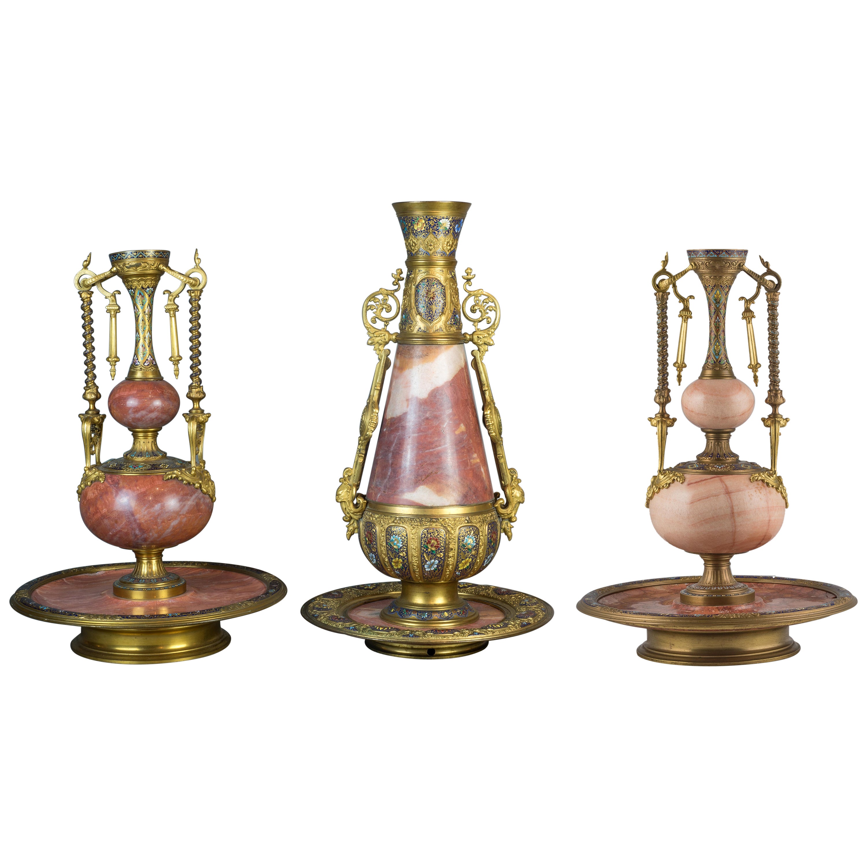 Außergewöhnliche Garnitur aus vergoldeter Bronze und Champlevé-Email aus ägyptischem Onyx im Angebot