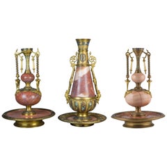 Außergewöhnliche Garnitur aus vergoldeter Bronze und Champlevé-Email aus ägyptischem Onyx