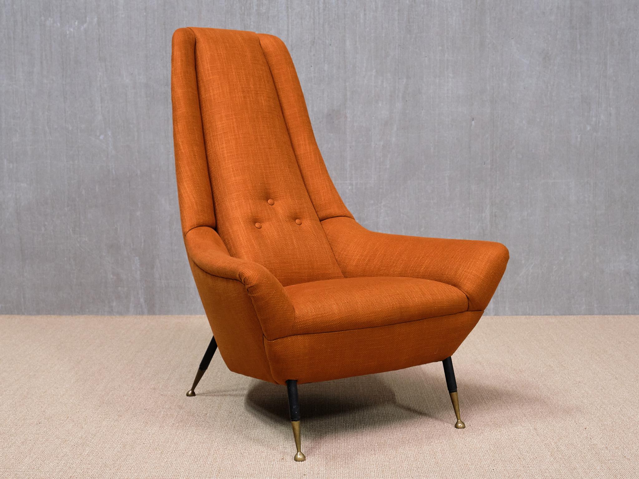 Ce fauteuil exceptionnellement rare a été conçu par Giuseppe Amedeo Gori et produit par Lenzi en Italie à la fin des années 1950.

Le design saisissant se caractérise par son dossier haut, ses lignes sculpturales et son tissu orange brûlé/rouille