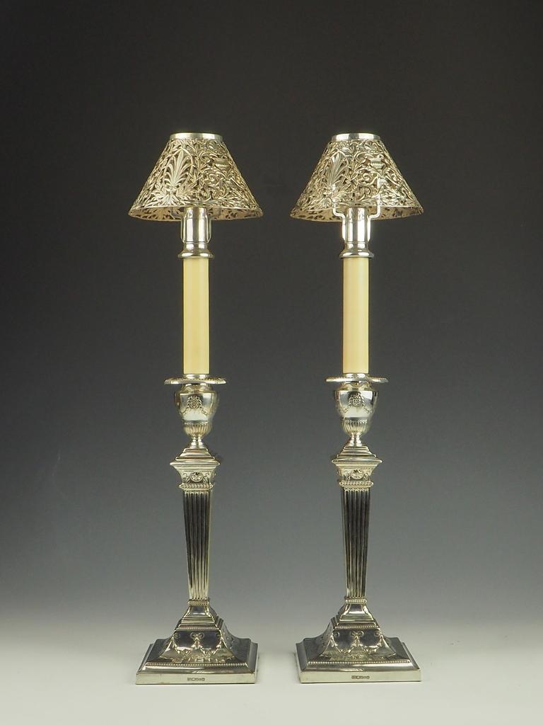 Eccezionali lampade a candela Gorham e Henry Webster placcate in argento

Una straordinaria e storicamente significativa coppia di lampade a candela placcate in argento di Gorham, realizzate a Rhode Island, negli Stati Uniti, intorno al 1875.

La