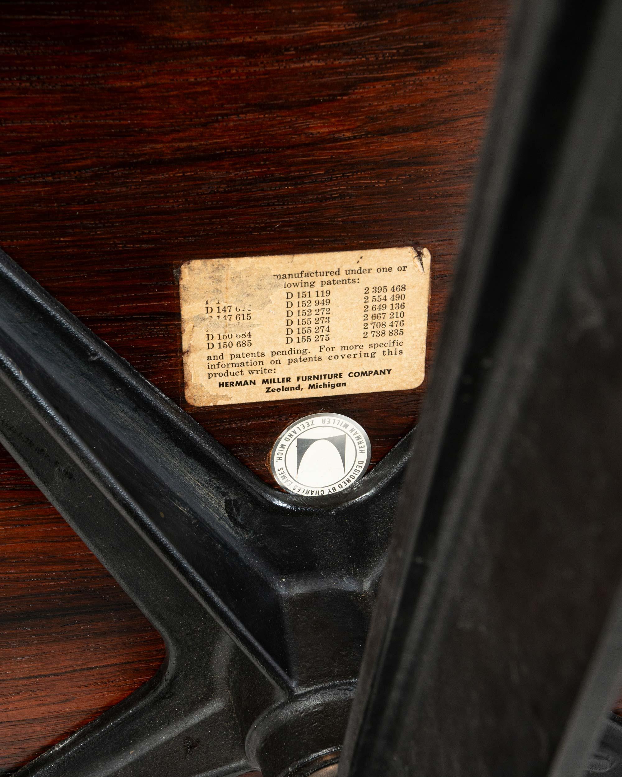 Silla Eames Lounge y Otomana de Primera Generación 1956-1959 Excepcional Grano Restaurado en venta 4