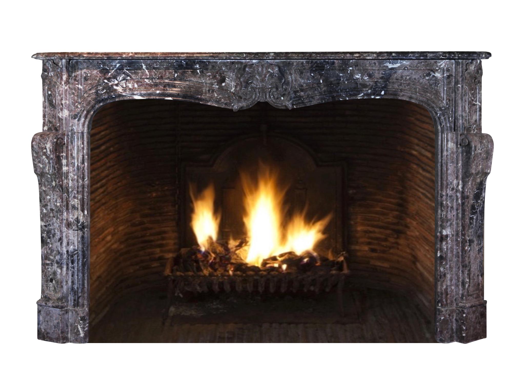 Excepcional Entorno De Chimenea De Mármol Para Una Decoración Interior De Lujo en venta 1