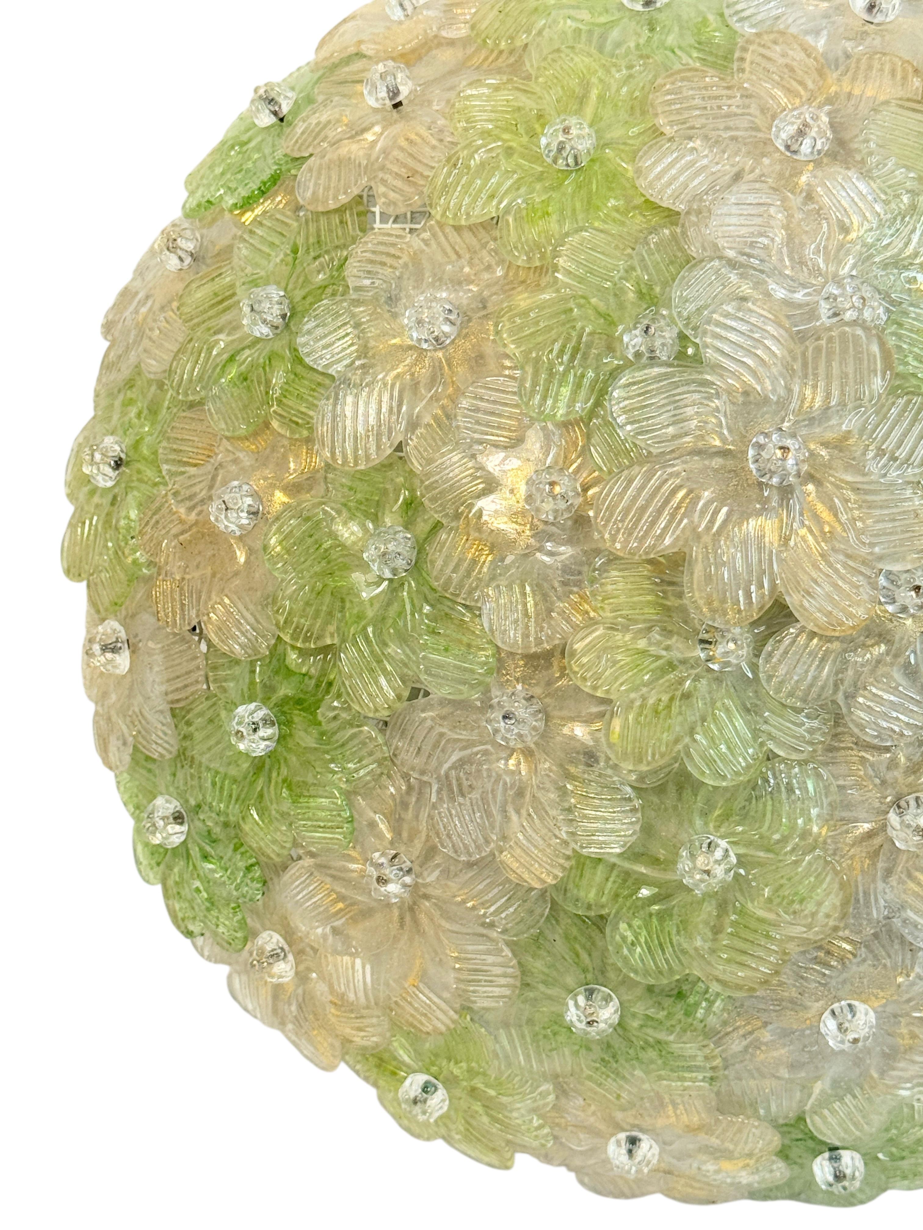 Lustre à fleur en cristal soufflé à la main, feuille d'or et verre vert, 1960s

Magnifique lustre encastré en verre soufflé à la main, présentant un superbe arrangement de fleurs en cristal qui se chevauchent, certaines avec des mouchetures de