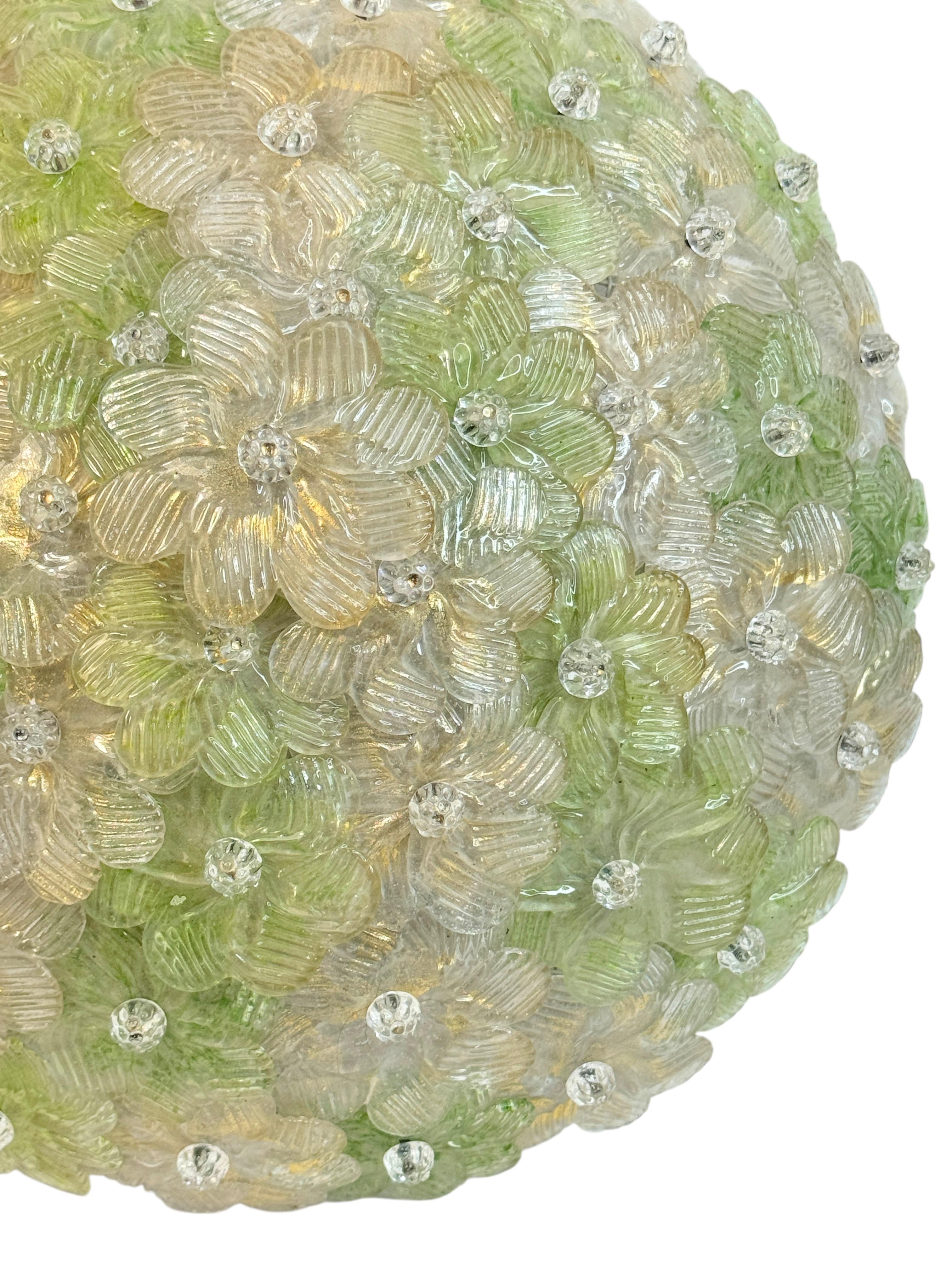 Hollywood Regency Exceptionnelle lampe affleurante à fleurs vertes et dorées Barovier & Greene Greene, Italie, années 1960 en vente