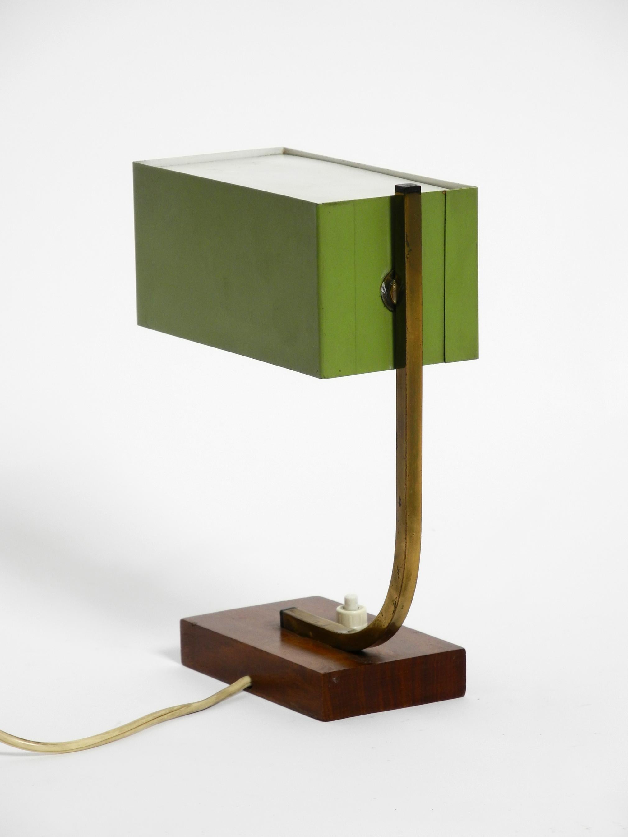 Exceptional Green Italian Mid-Century Modern Metal Bedside Lamp with Wooden Base In Good Condition In München, DE