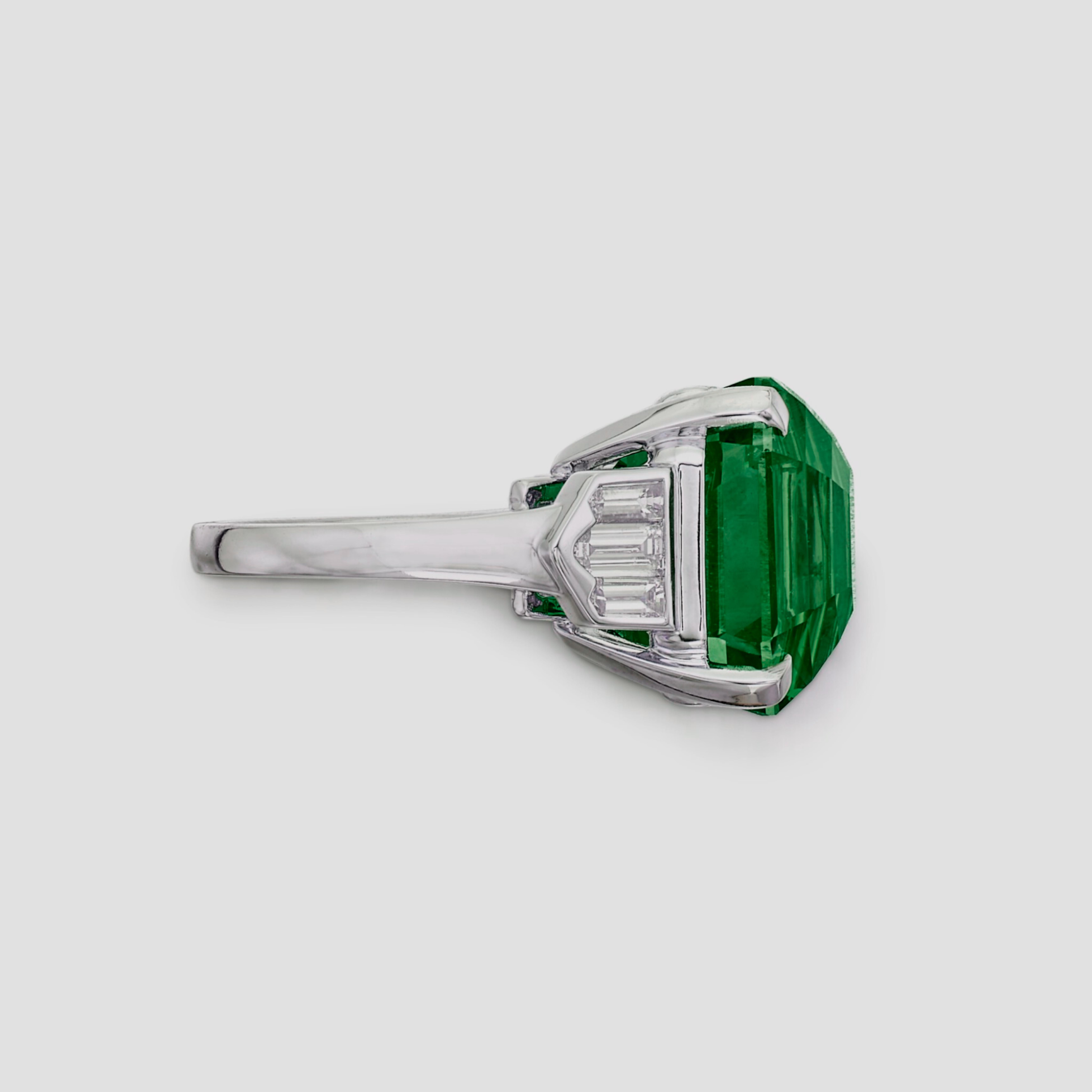 EXCEPTIONAL GRS Certified 20 Carat Colombian Emerald Diamond Ring In New Condition For Sale In Chicago, IL