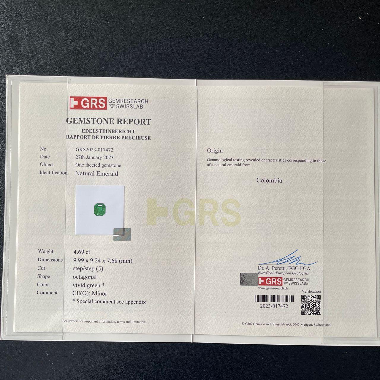 Entdecken Sie Eleganz und Luxus mit unserem trapezförmigen Diamantring mit 4,69 Karat lebhaft grünem Muzo-Smaragd aus Kolumbien. Dieses exquisite Stück, gefasst in massivem Platin, zeigt die unvergleichliche Schönheit eines seltenen Smaragds gepaart