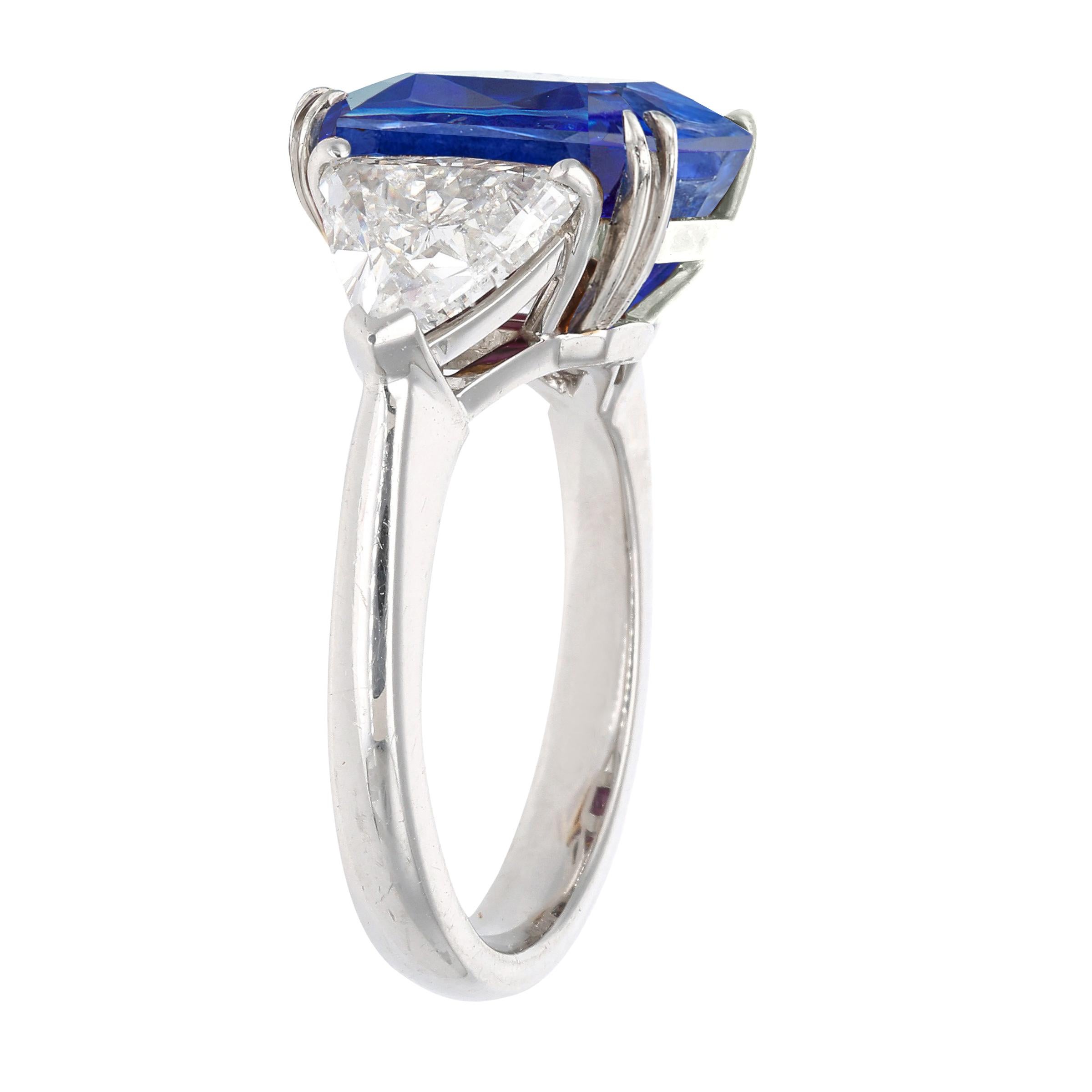 Taille émeraude Exceptionnelle bague en saphir bleu de Birmanie certifié GRS de 9 carats et diamant d'origine en vente
